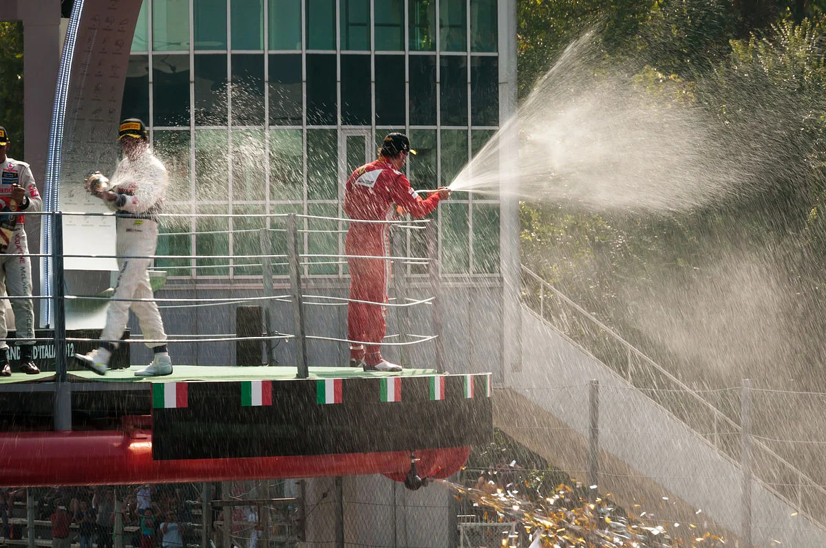 ¿Por qué los ganadores de la F1 rocían champaña sobre su equipo?