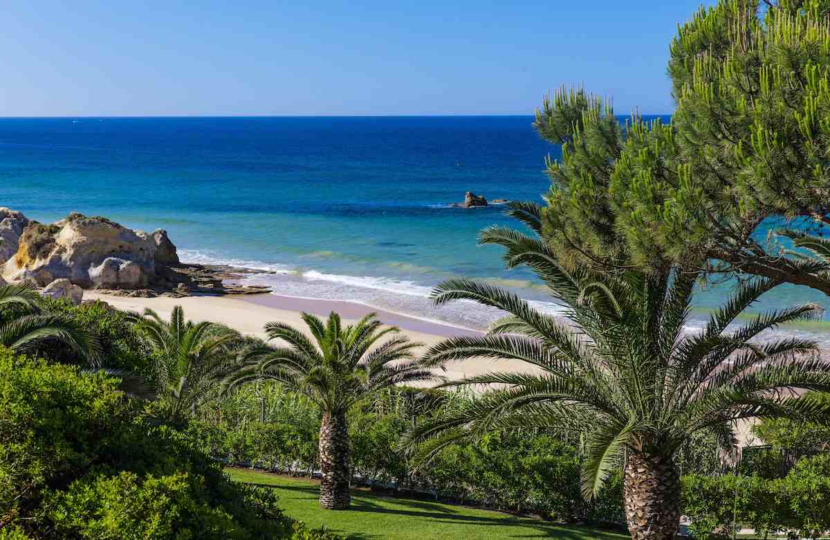 Vista de la Costa de Algarve desde restaurante