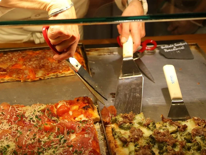 Las pizzerias con tijeras parecen una tendencia, pero en realidad son una tradición