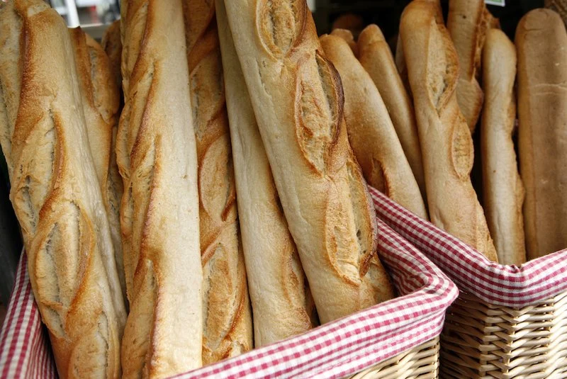 Panaderos franceses buscan apoyo de la UNESCO para salvar baguettes tradicionales