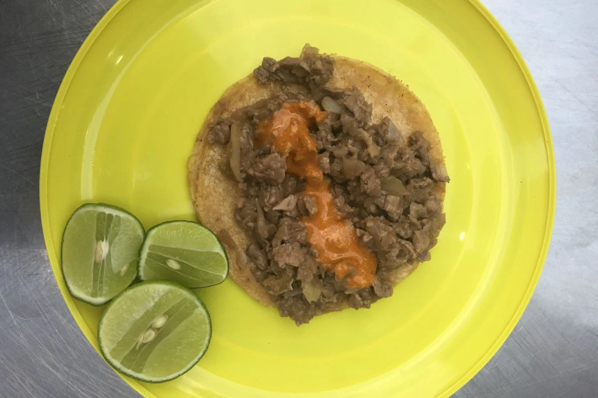 #TacoTuesday: Taco Manolo de tocino, carne y cebolla caramelizada