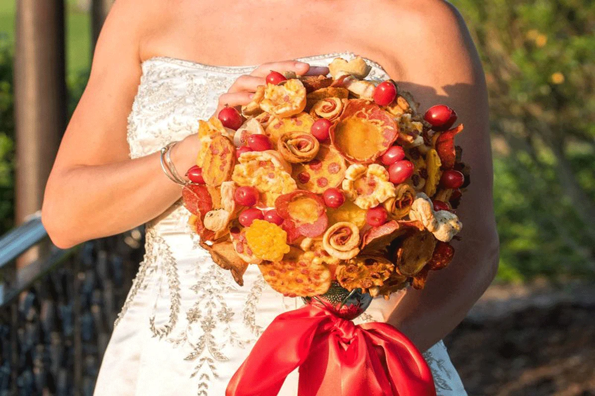 Ramos de pizza y adornos de esmoquin para tu boda