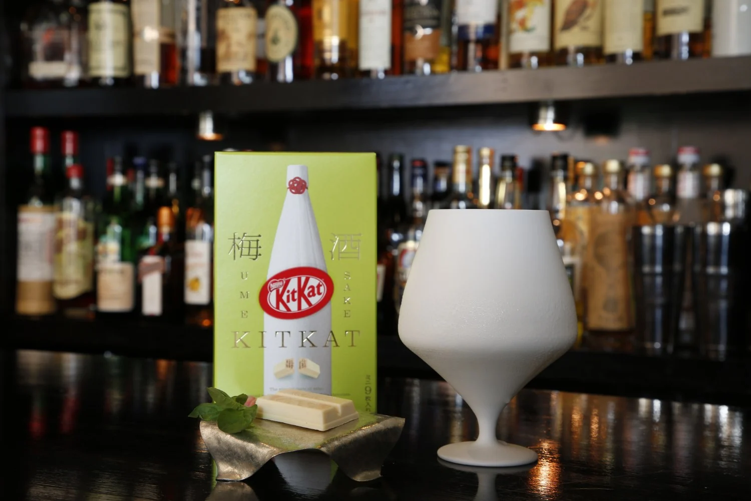 Este bar itinerante esta haciendo maridaje de sake con KitKats