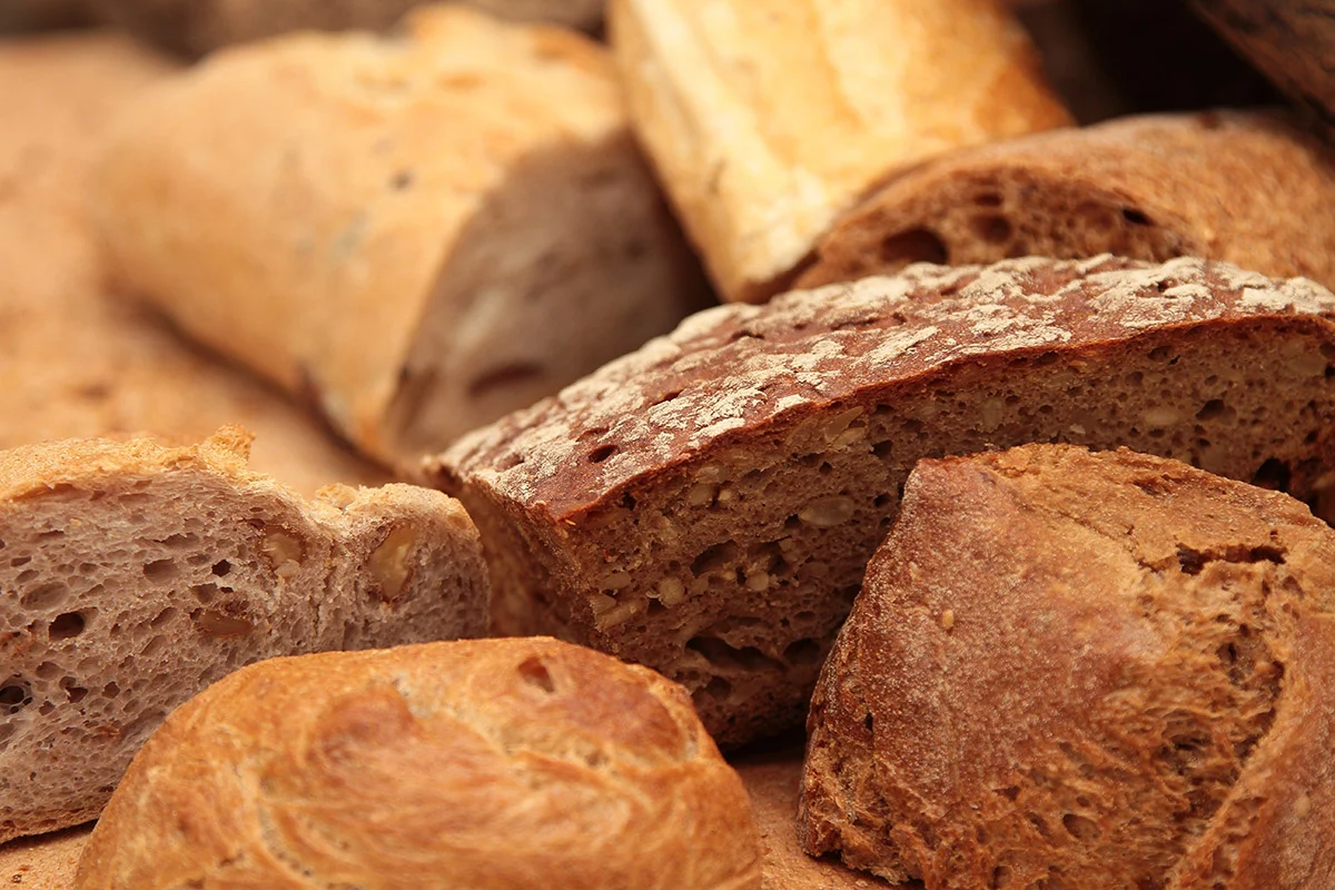 ¿Es seguro comer pan con moho si cortas las partes dañadas?