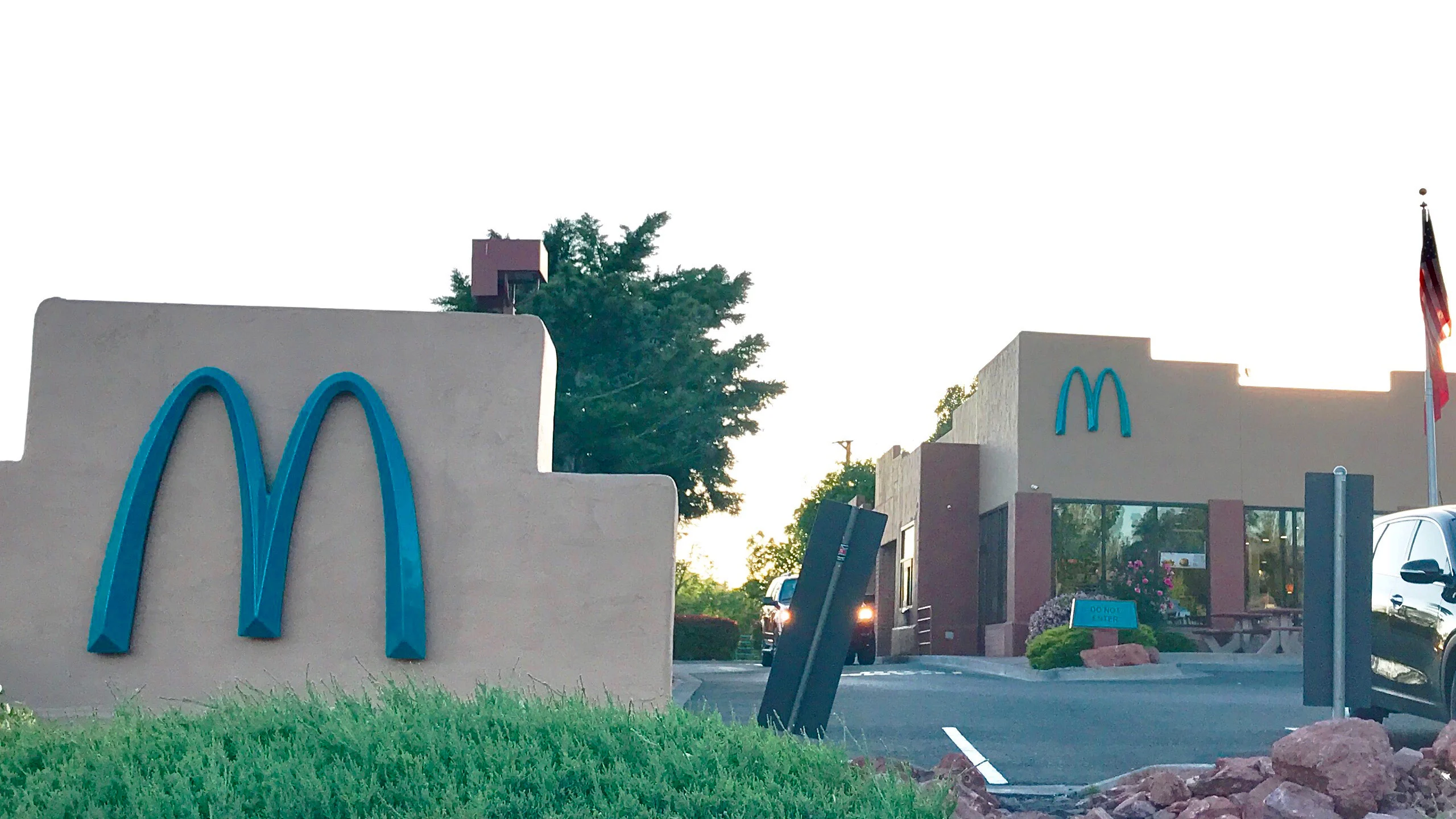 La extraña razón por la que este logo de McDonald’s es azul turquesa