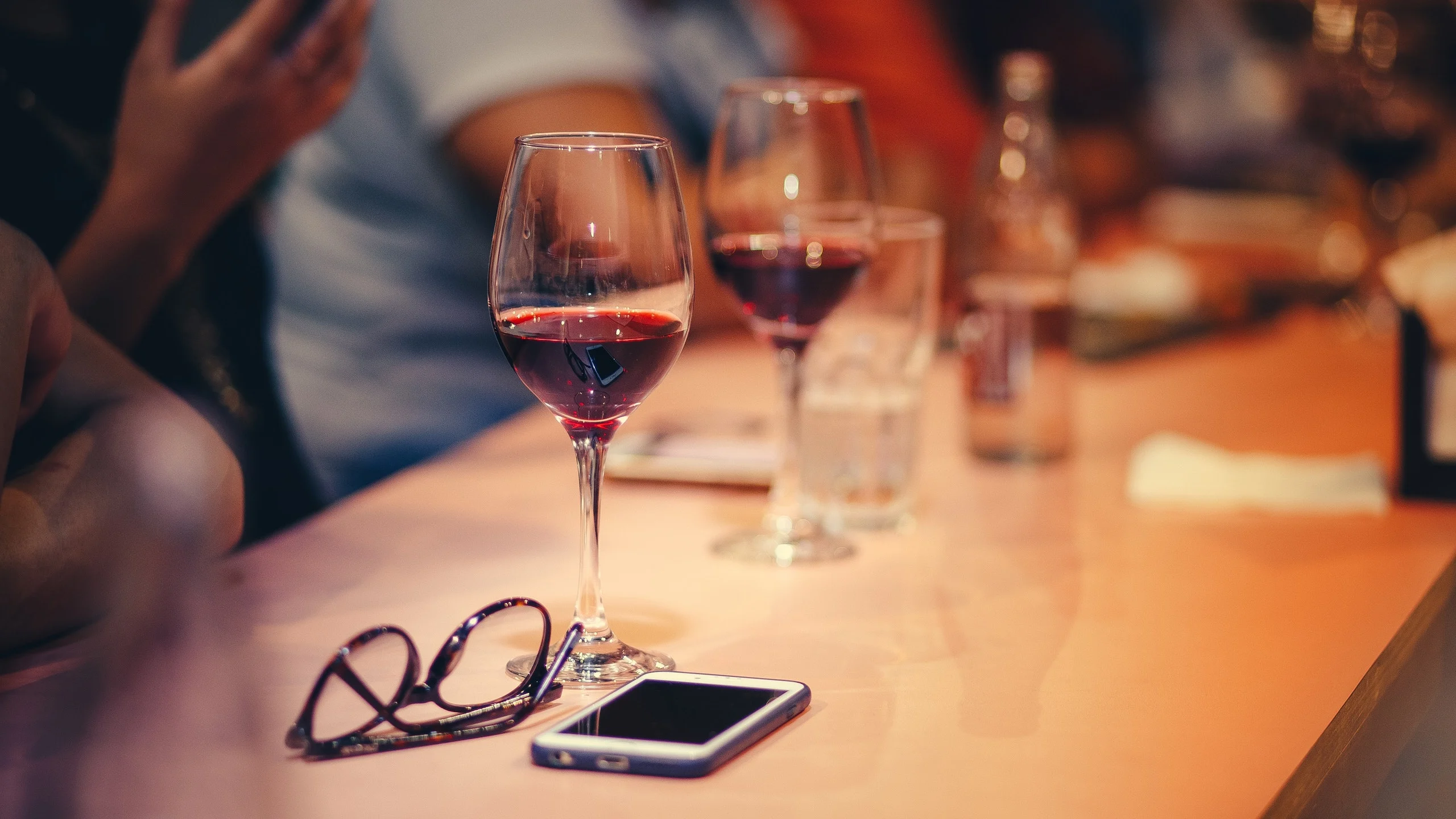 Adultos menores de 35 años están consumiendo menos vino