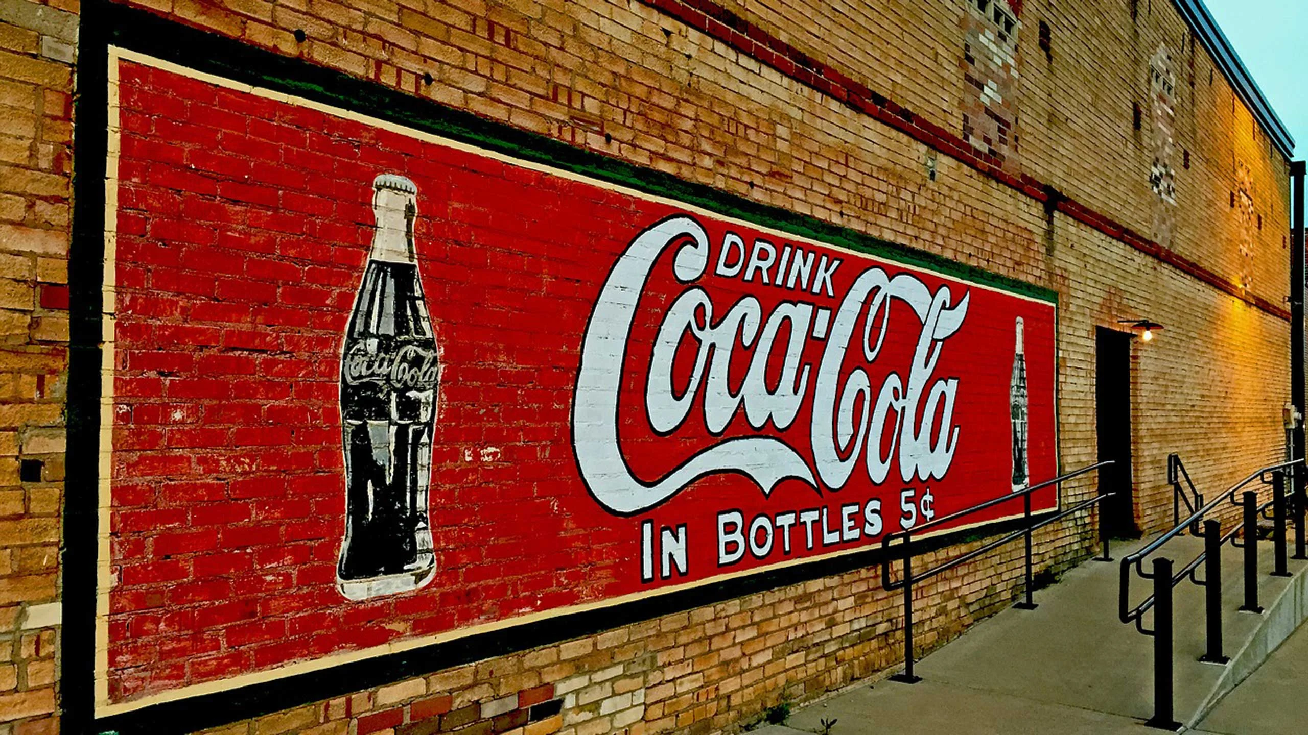 Coca Cola lanzó un comercial inspirado en Andy Warhol para el Super Bowl