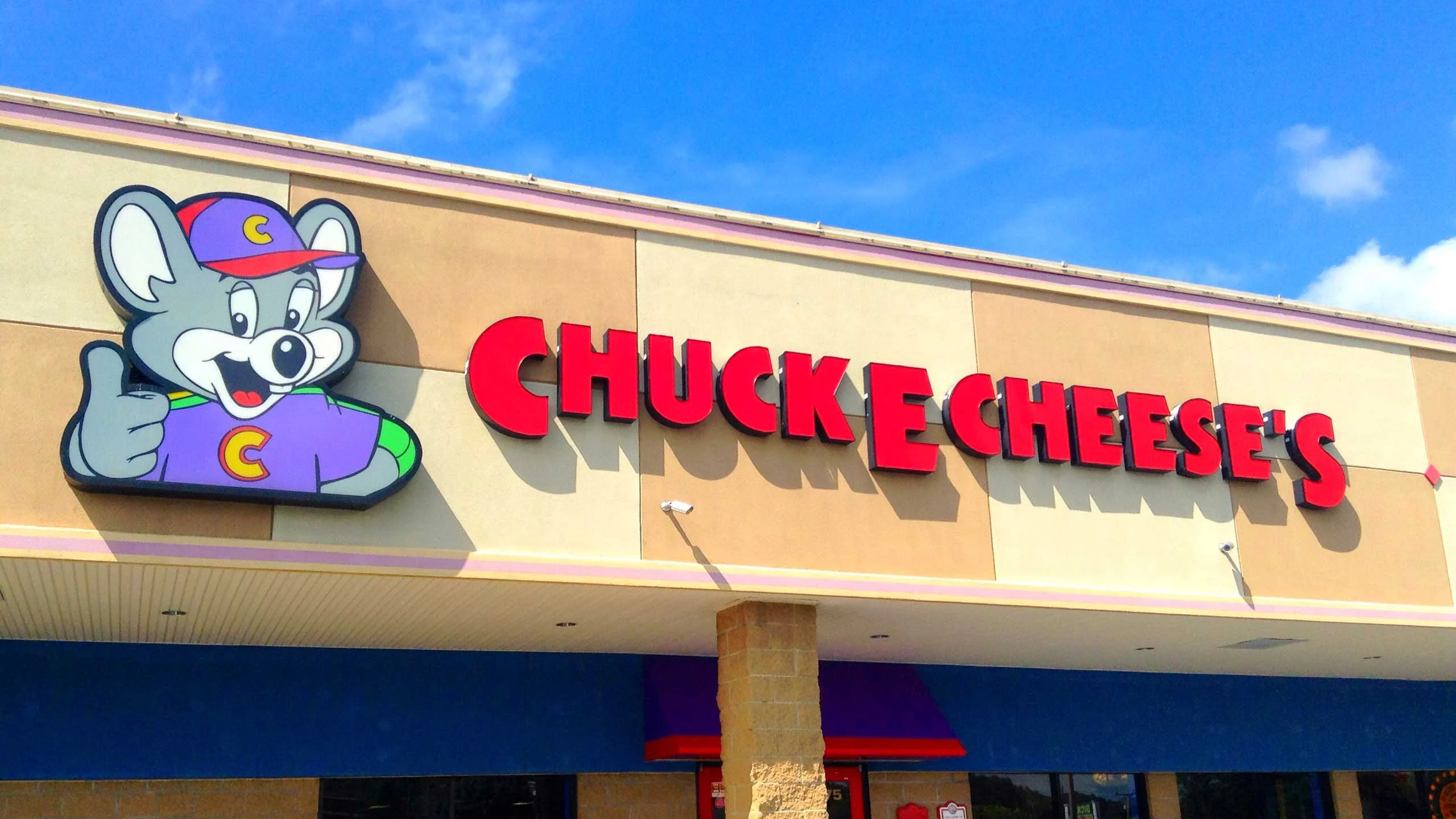 ¿Chuck E. Cheese reutiliza su pizza?