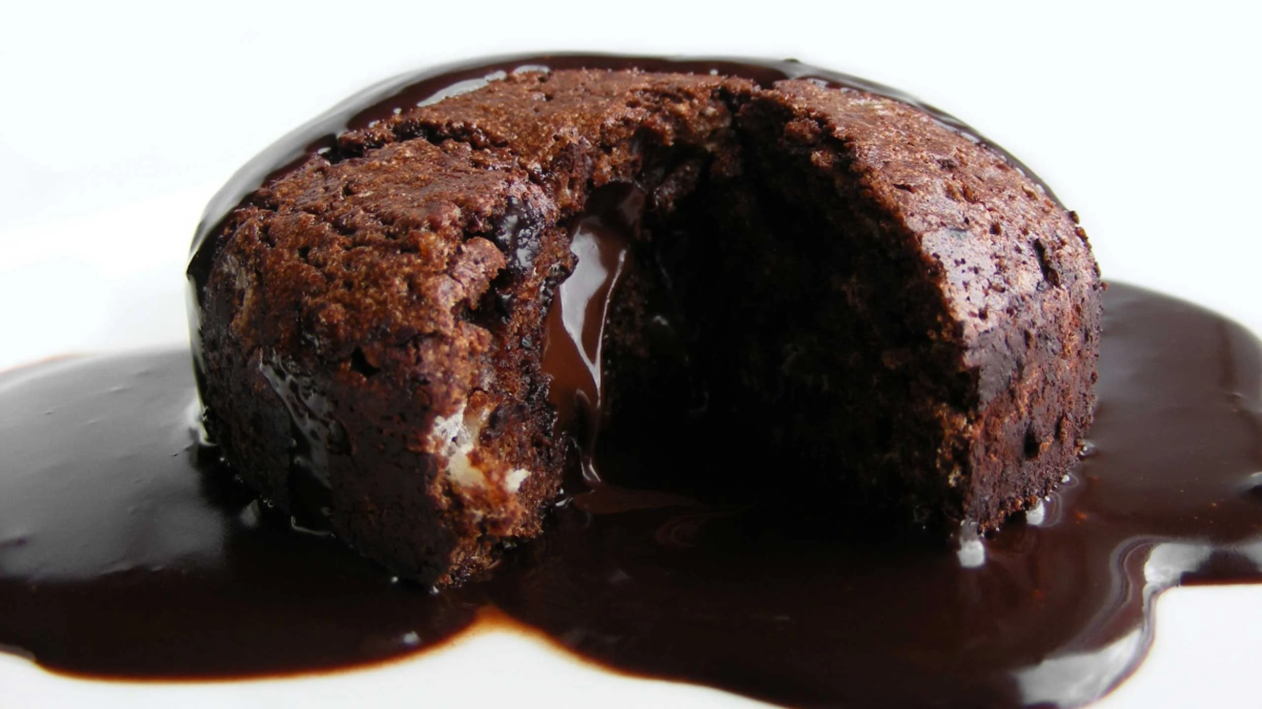 Pastel de chocolate con relleno de malvavisco