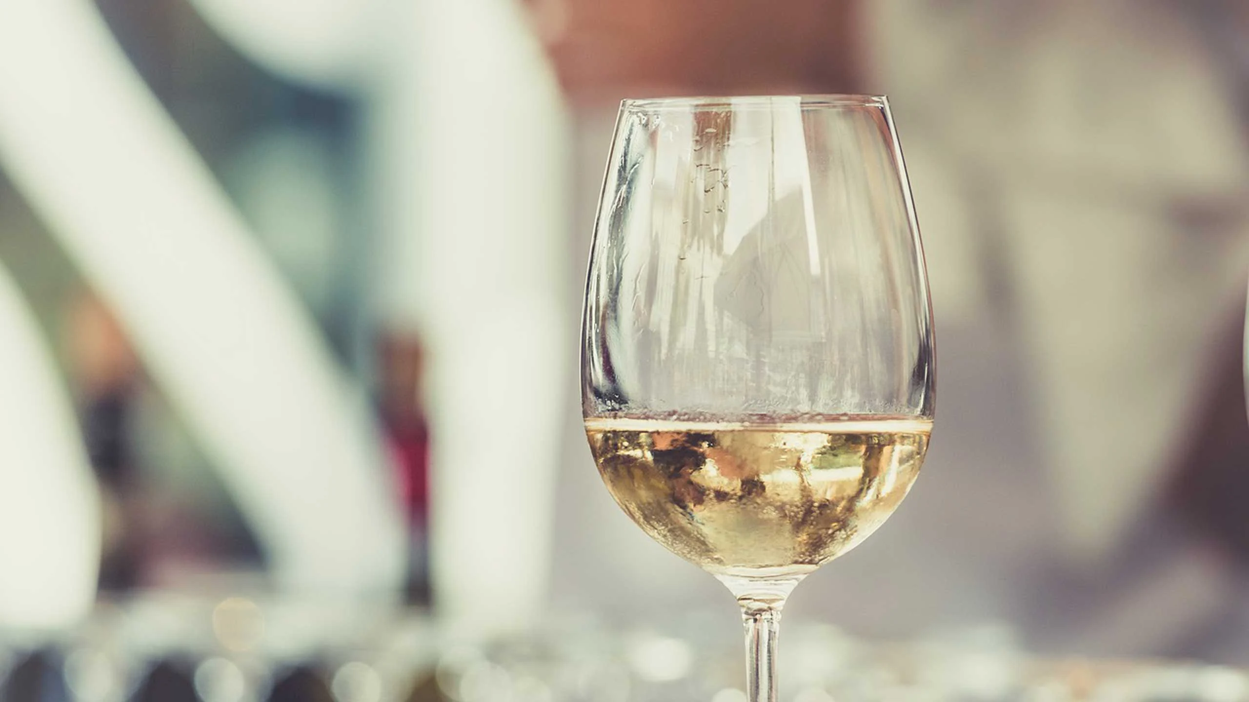 ¿Cómo ordenar vino en un restaurante como pro?