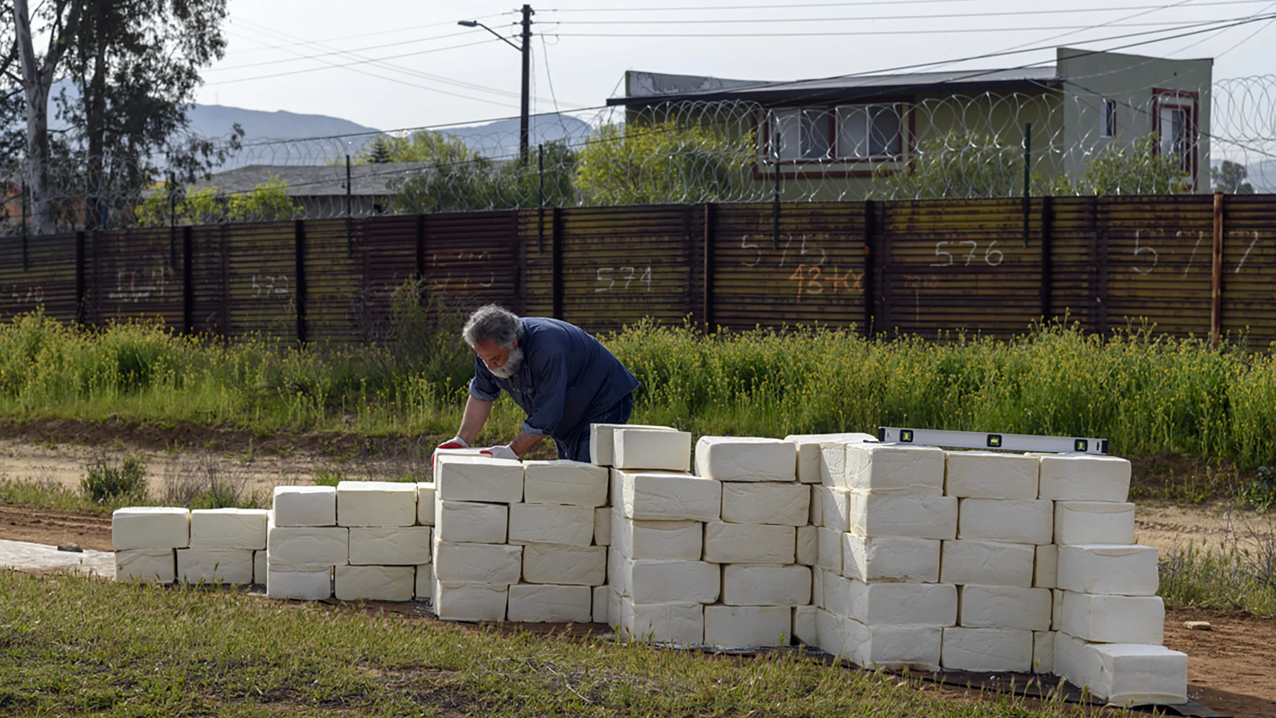 El artista que está construyendo un muro fronterizo con queso