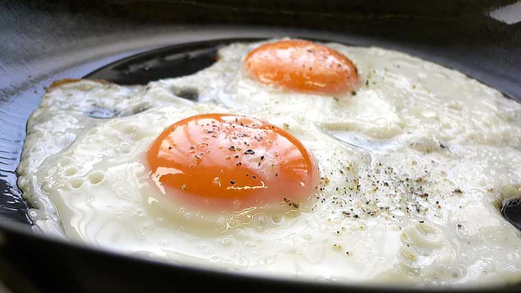 freír huevo