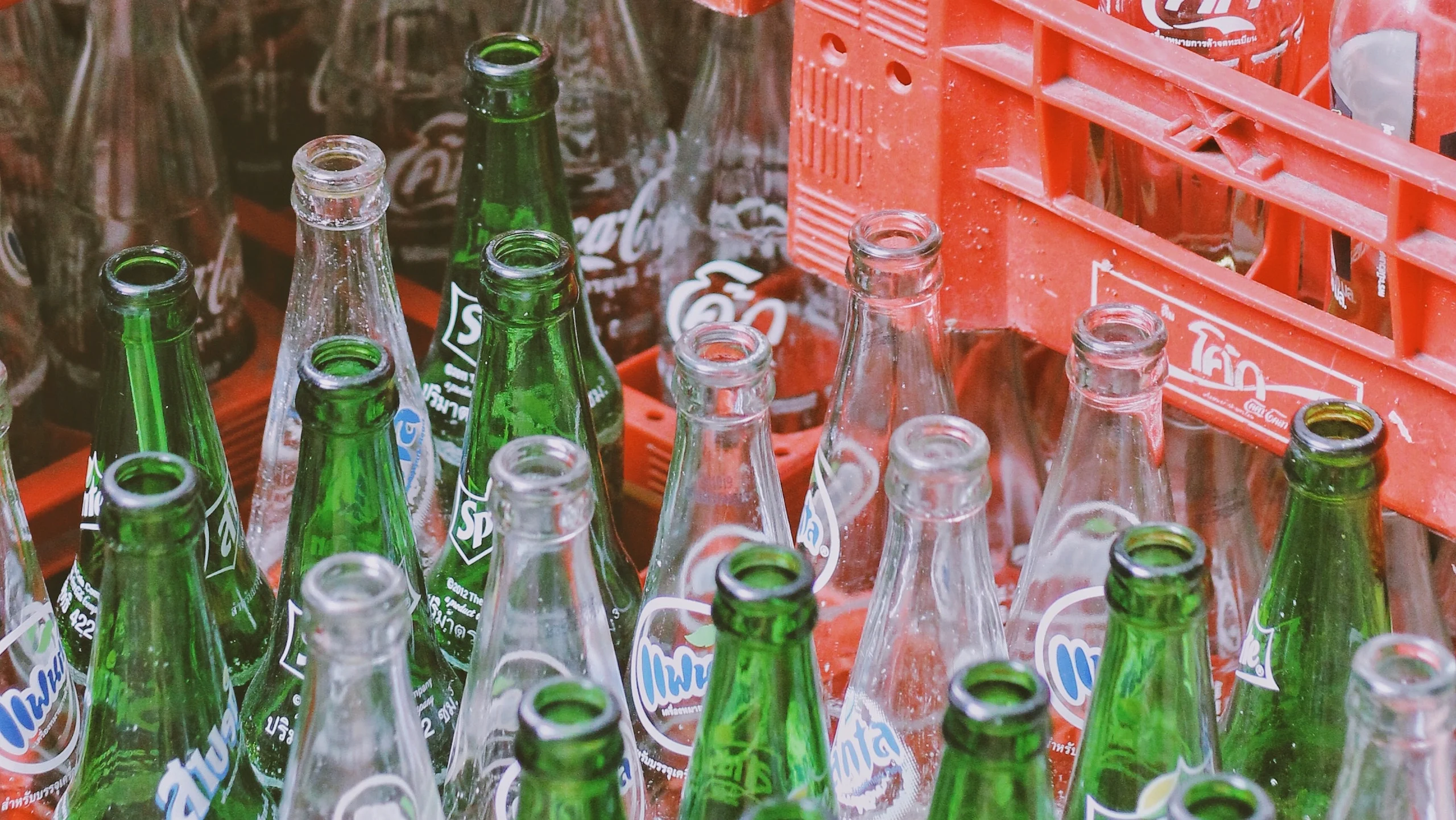 ¿En verdad el refresco sabe distinto en lata, botella de vidrio y de plástico?