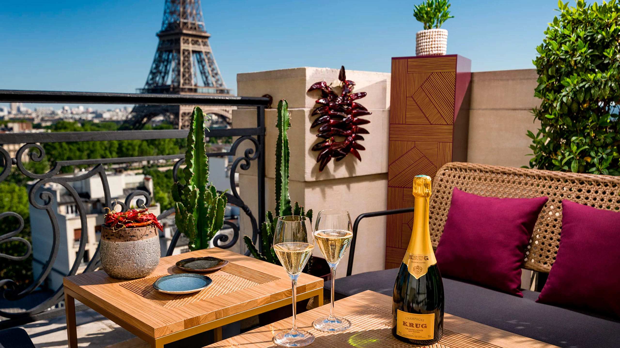 Champaña con vista a la Torre Eiffel en este pop-up veraniego