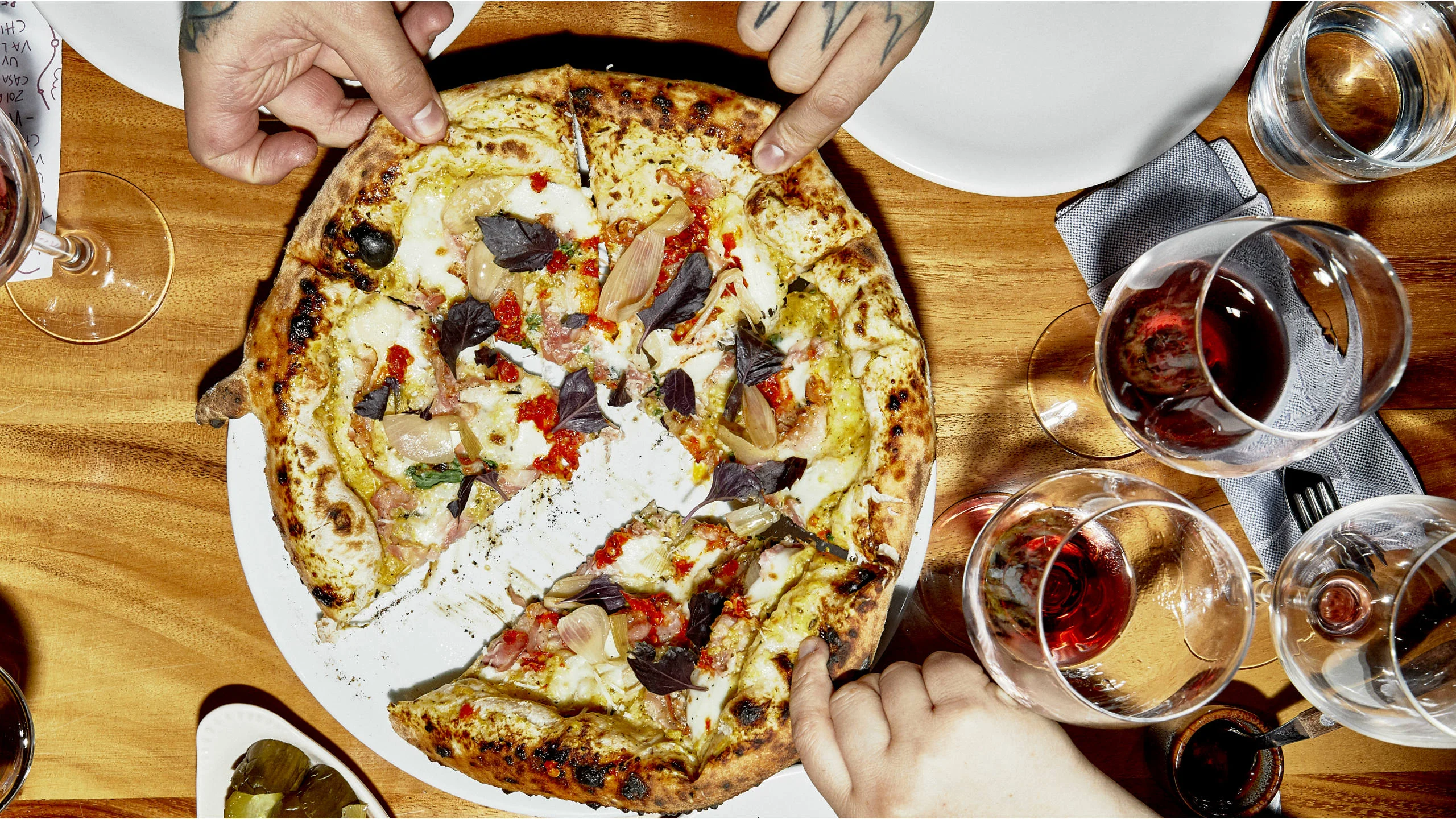 ¿Cómo maridar pizza y vino?