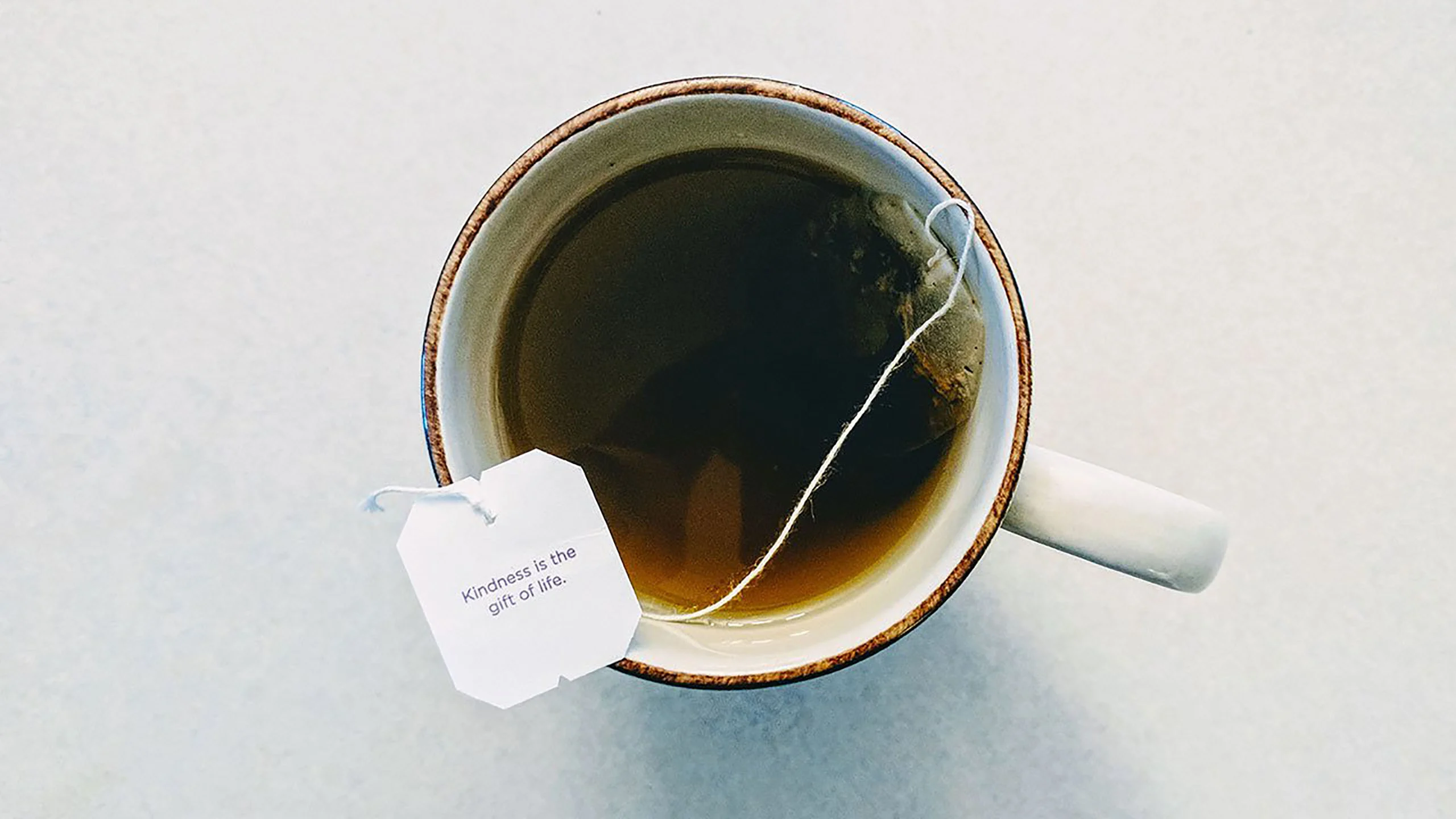 Un estudio reveló que las bolsitas de té sueltan miles de millones de microplásticos