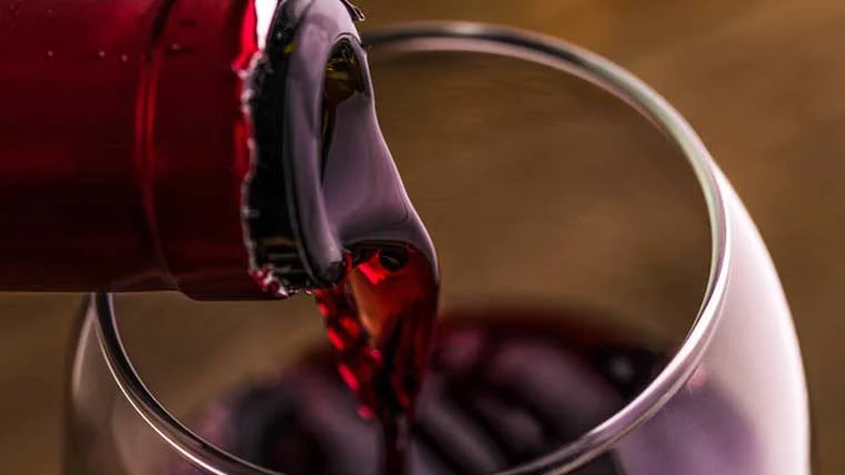 Guía infalible para comprar vino tinto, según tu presupuesto