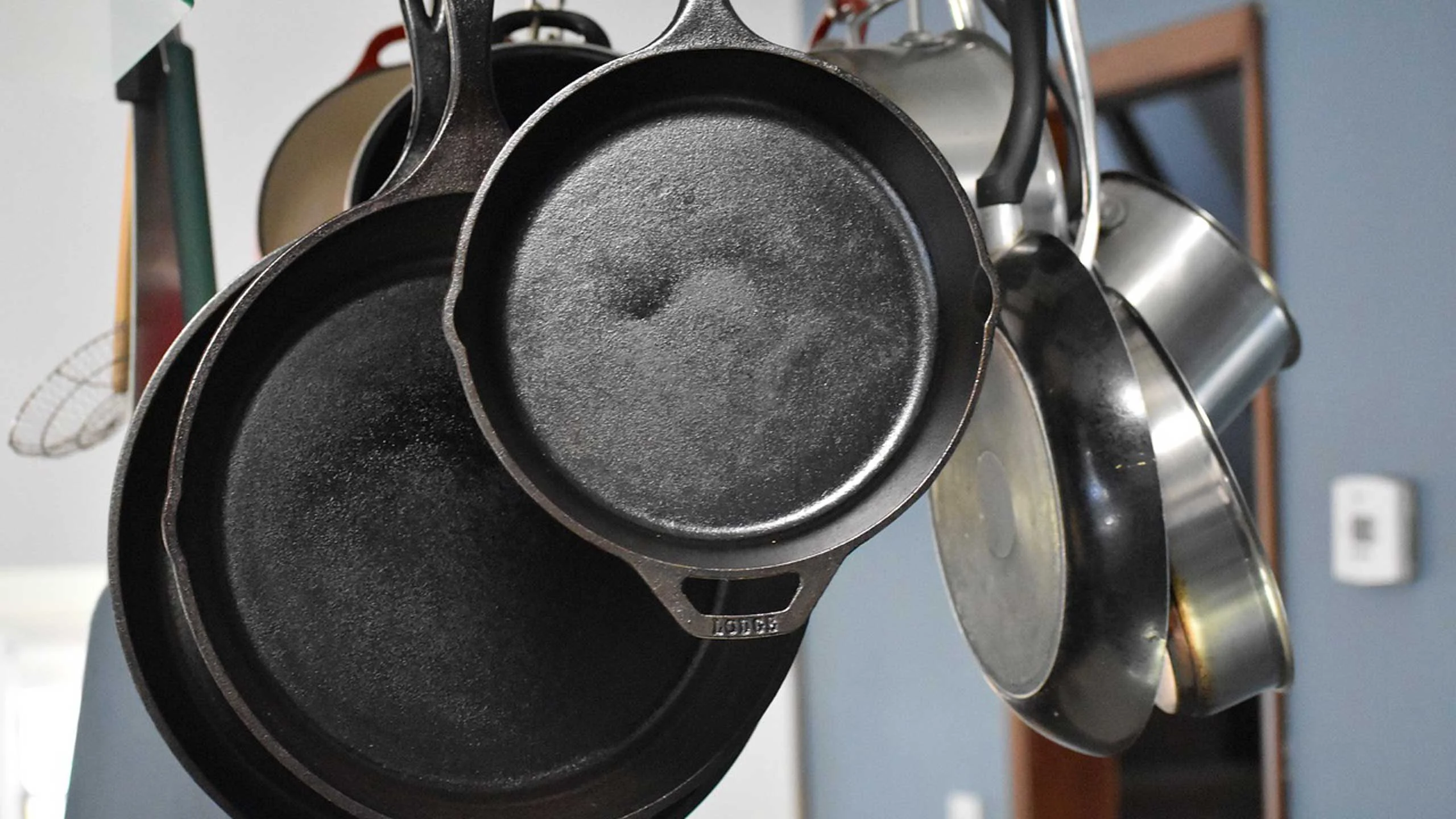 ¿Por qué muchos chefs no lavan su sartén de hierro?