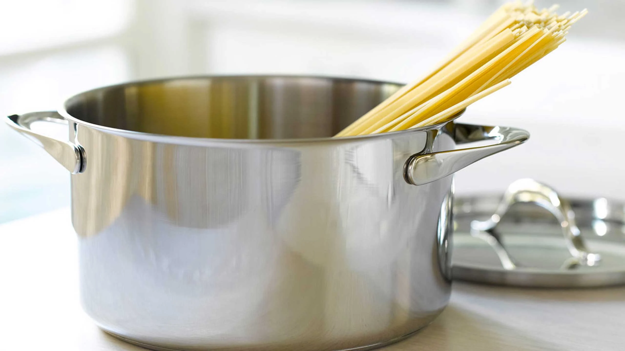 Cocinar pasta en agua fría no es “incorrecto” pero es arriesgado