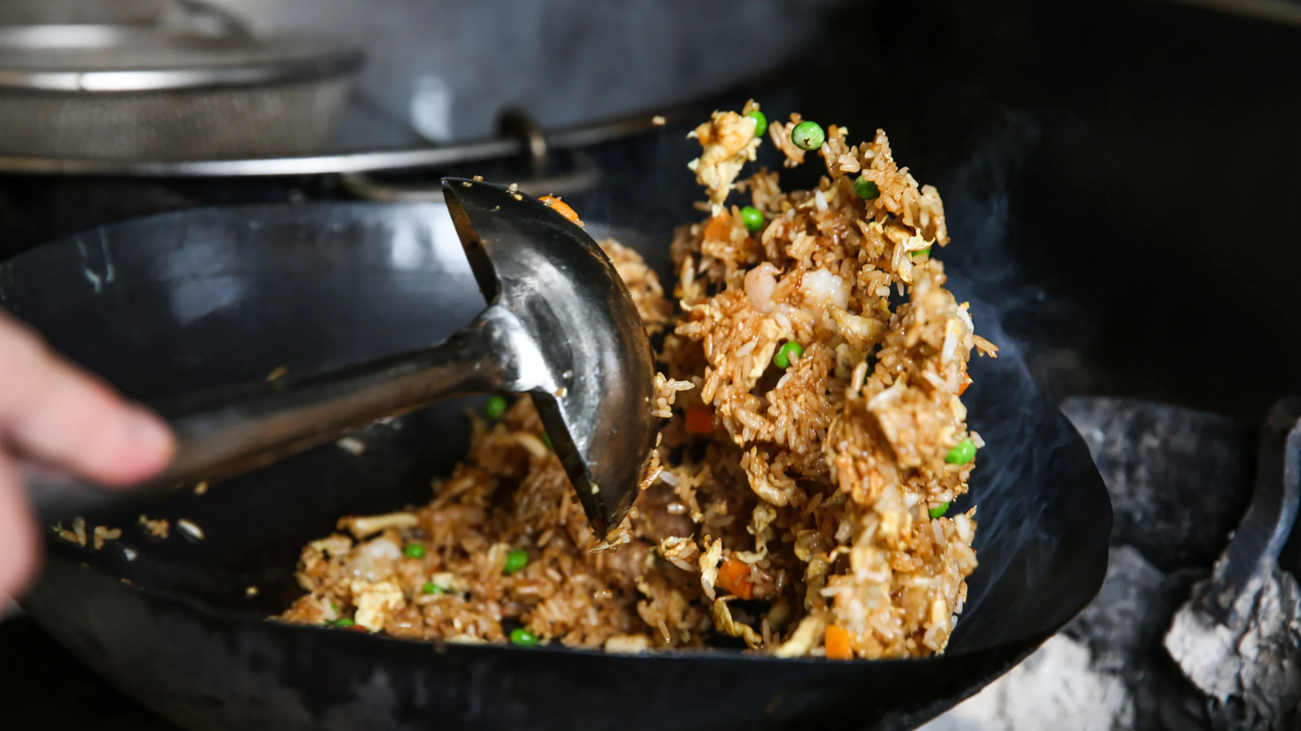 Según la ciencia esta es la mejor manera de cocinar arroz frito