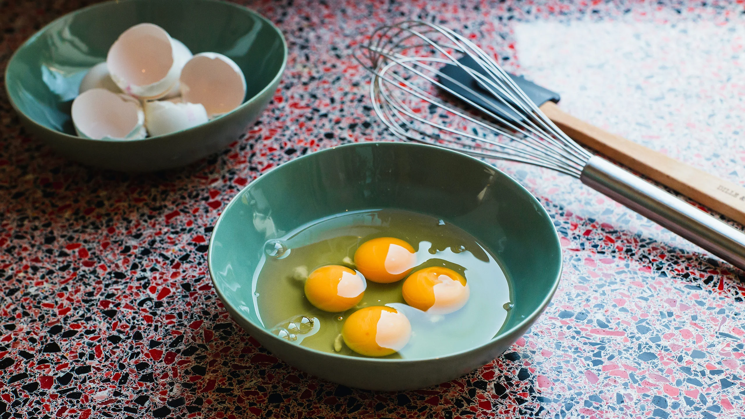 ¿Es cierto que si dejas caer un huevo en la sartén, la yema no se romperá?