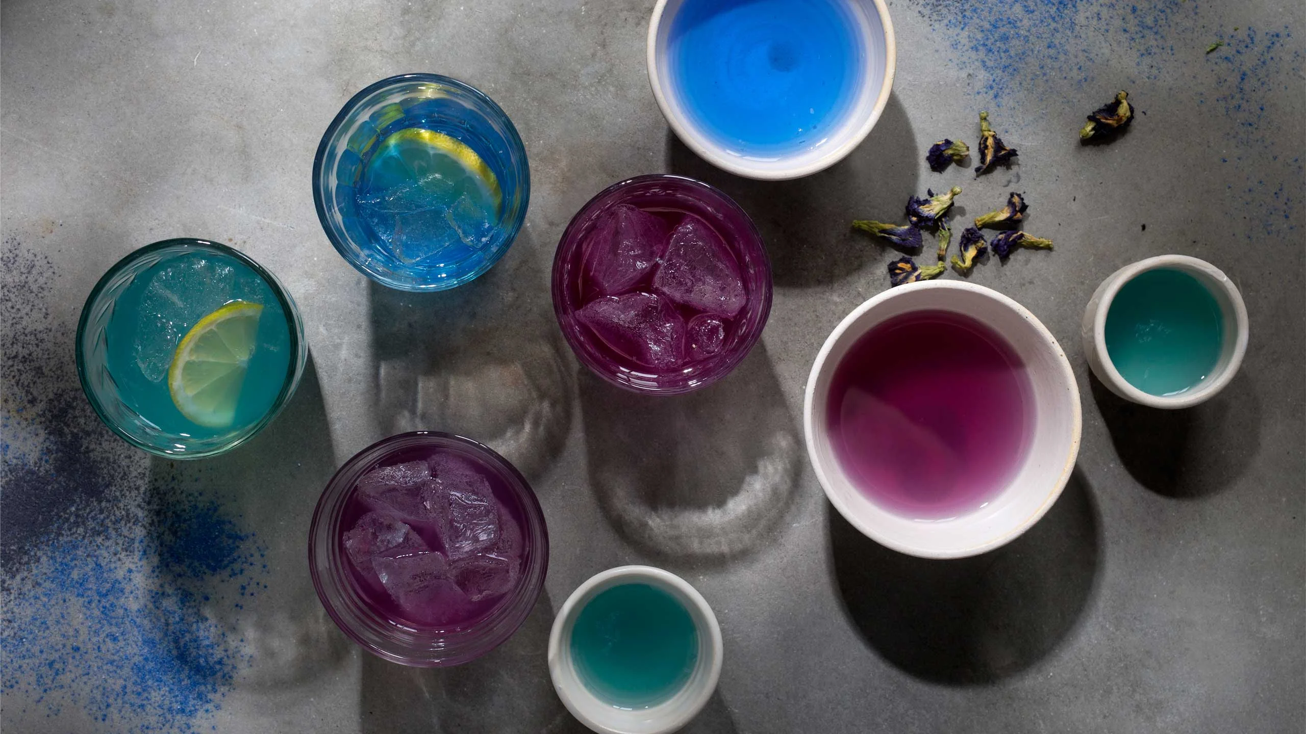 La limonada que pintará tu mesa de azul y violeta