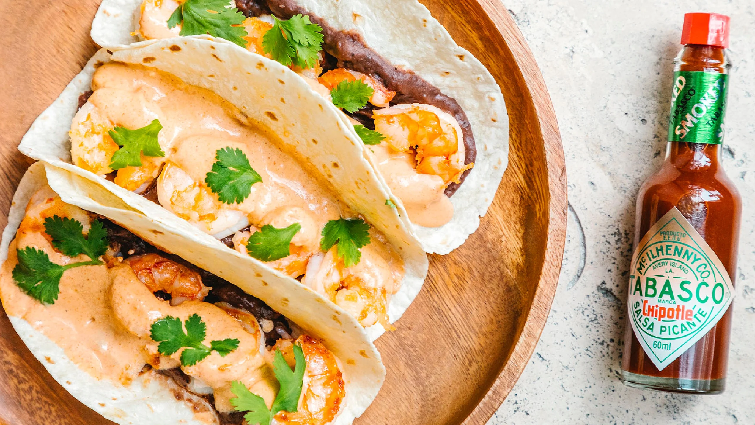 Cremosos y picositos: tacos de camarón con Salsa Tabasco Chipotle