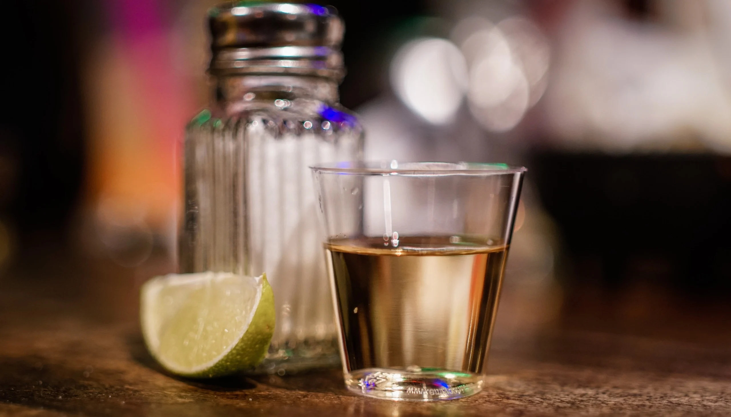Consumo de alcohol adulterado mata a 8 personas en Guerrero
