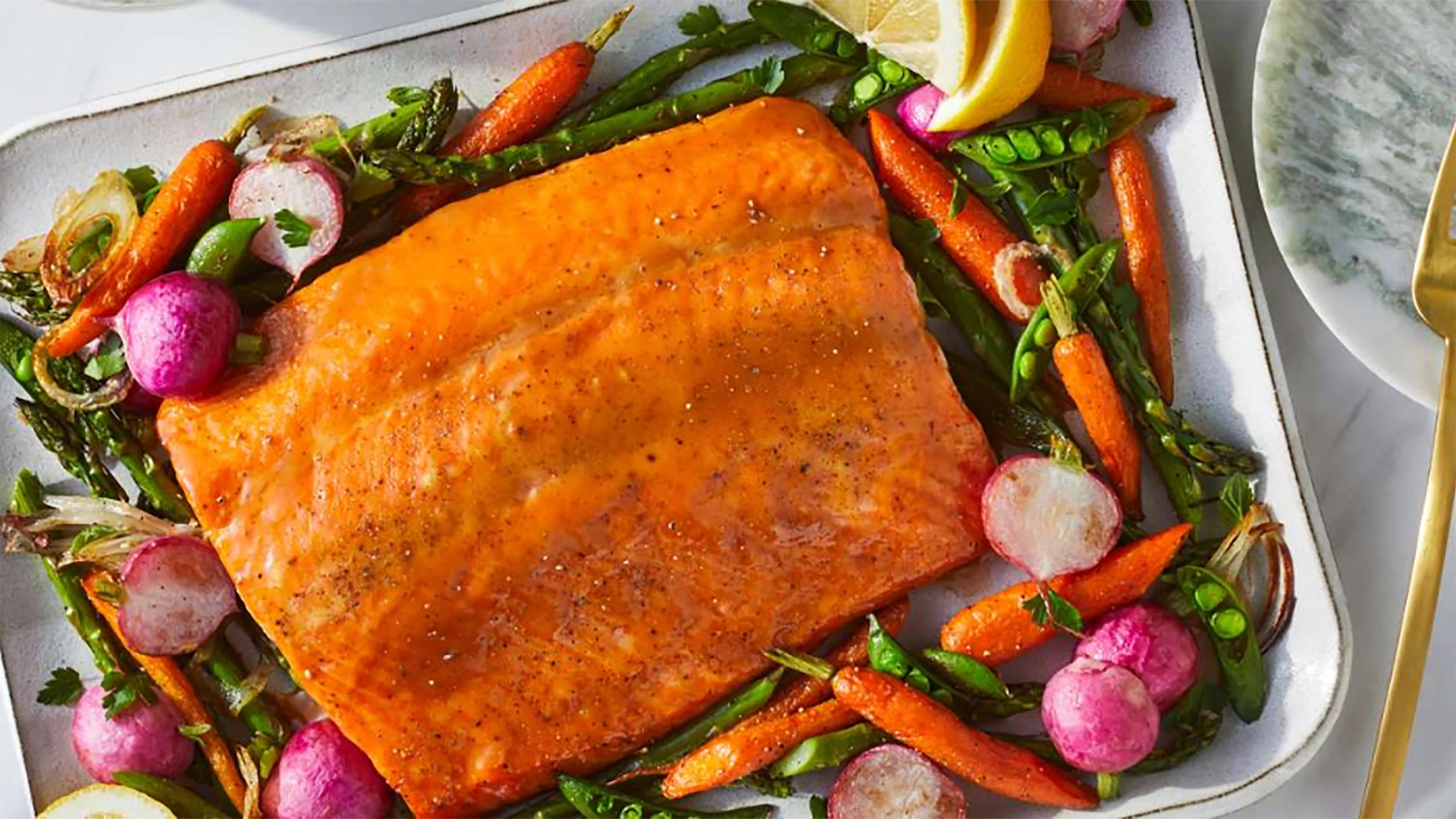 Sigue estos tips para cocinar un salmón glaseado en menos de una hora