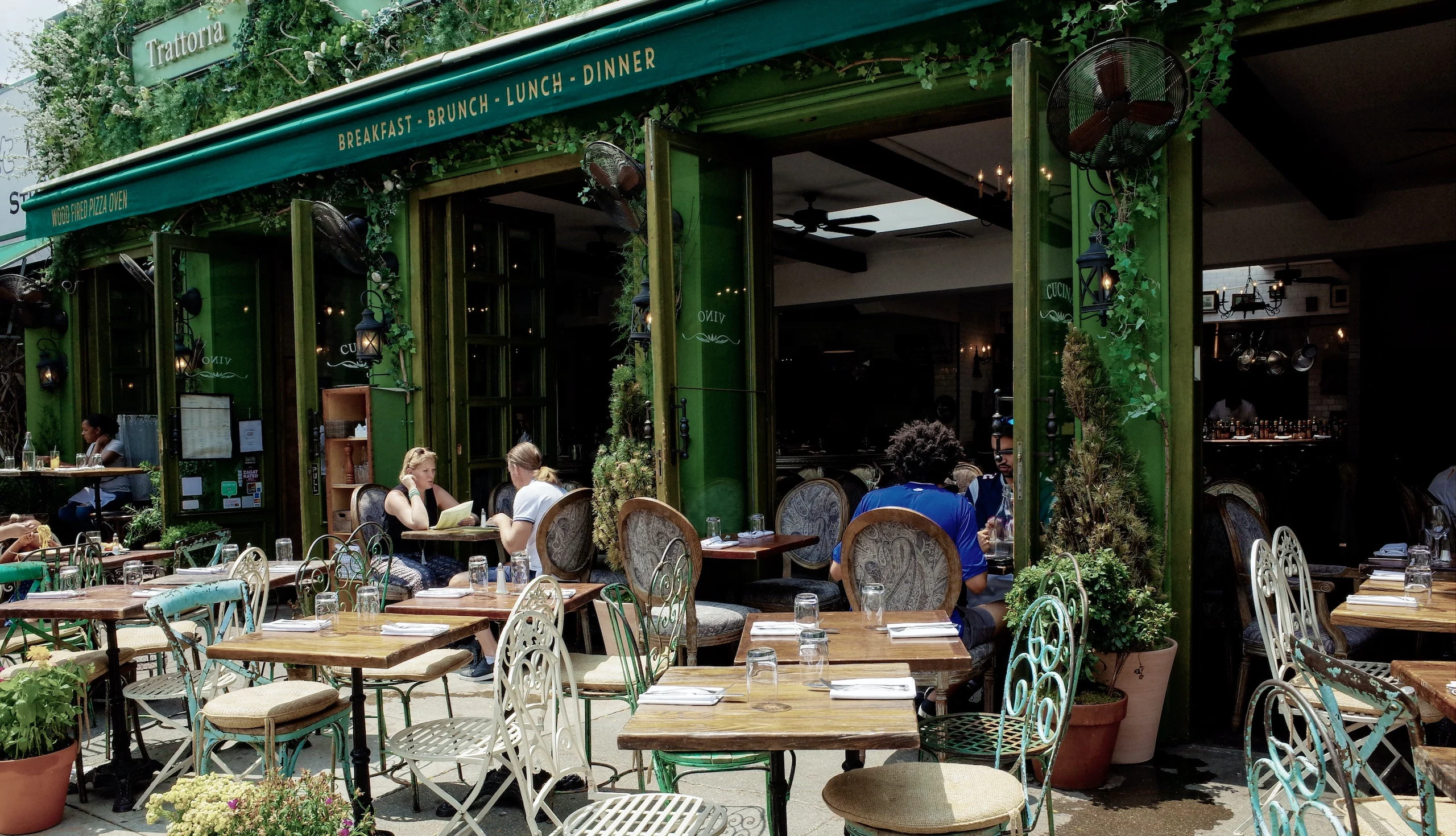Posponen la apertura de restaurantes sin espacios exteriores en Nueva York