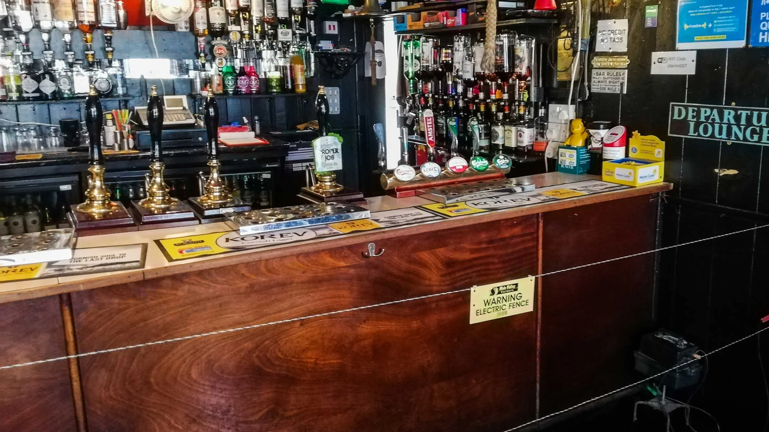 Este pub británico instaló una cerca eléctrica en su barra para mantener la distancia