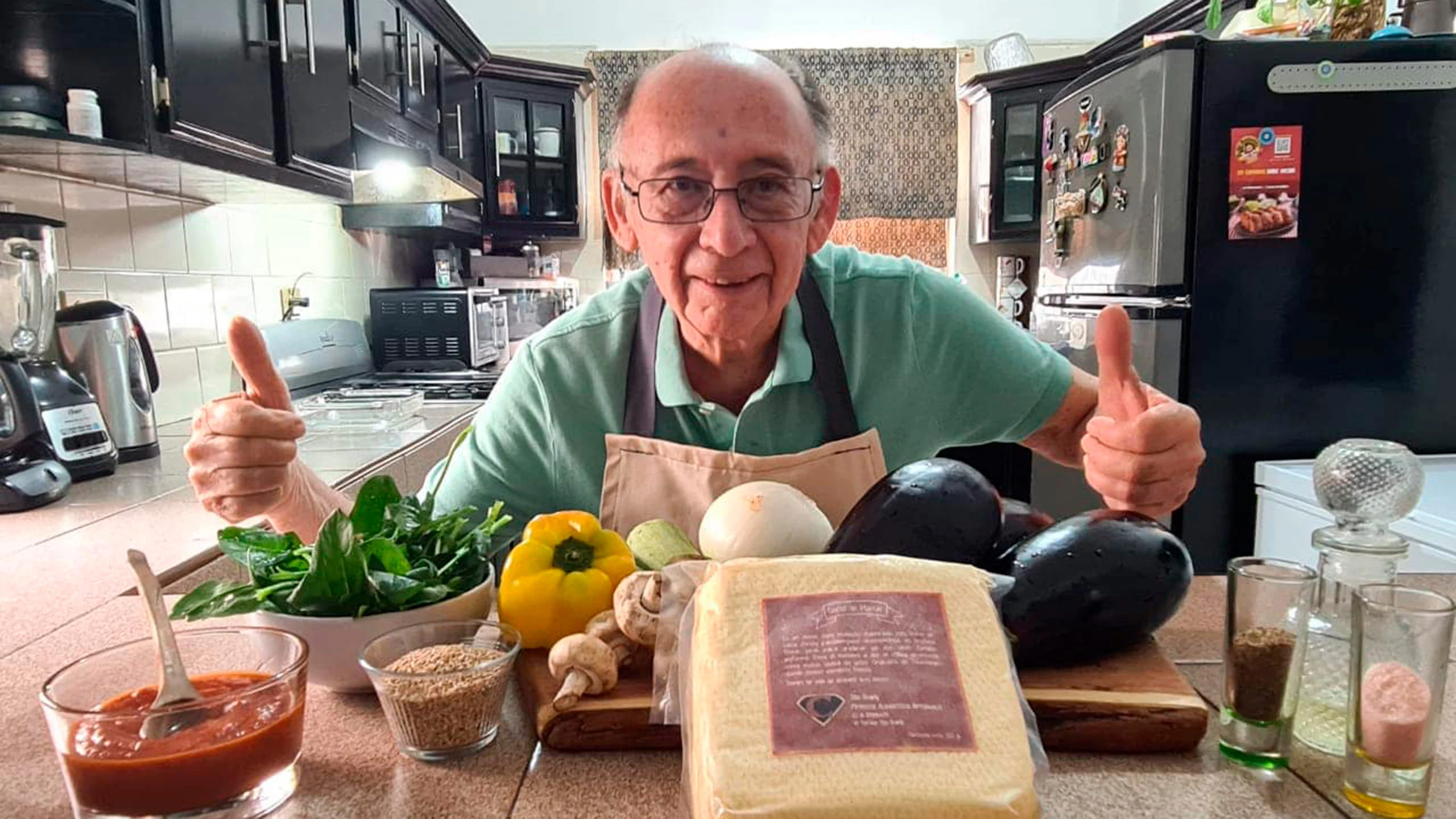 Las recetas del Tito Charly: de empacador a YouTuber a los 79 años
