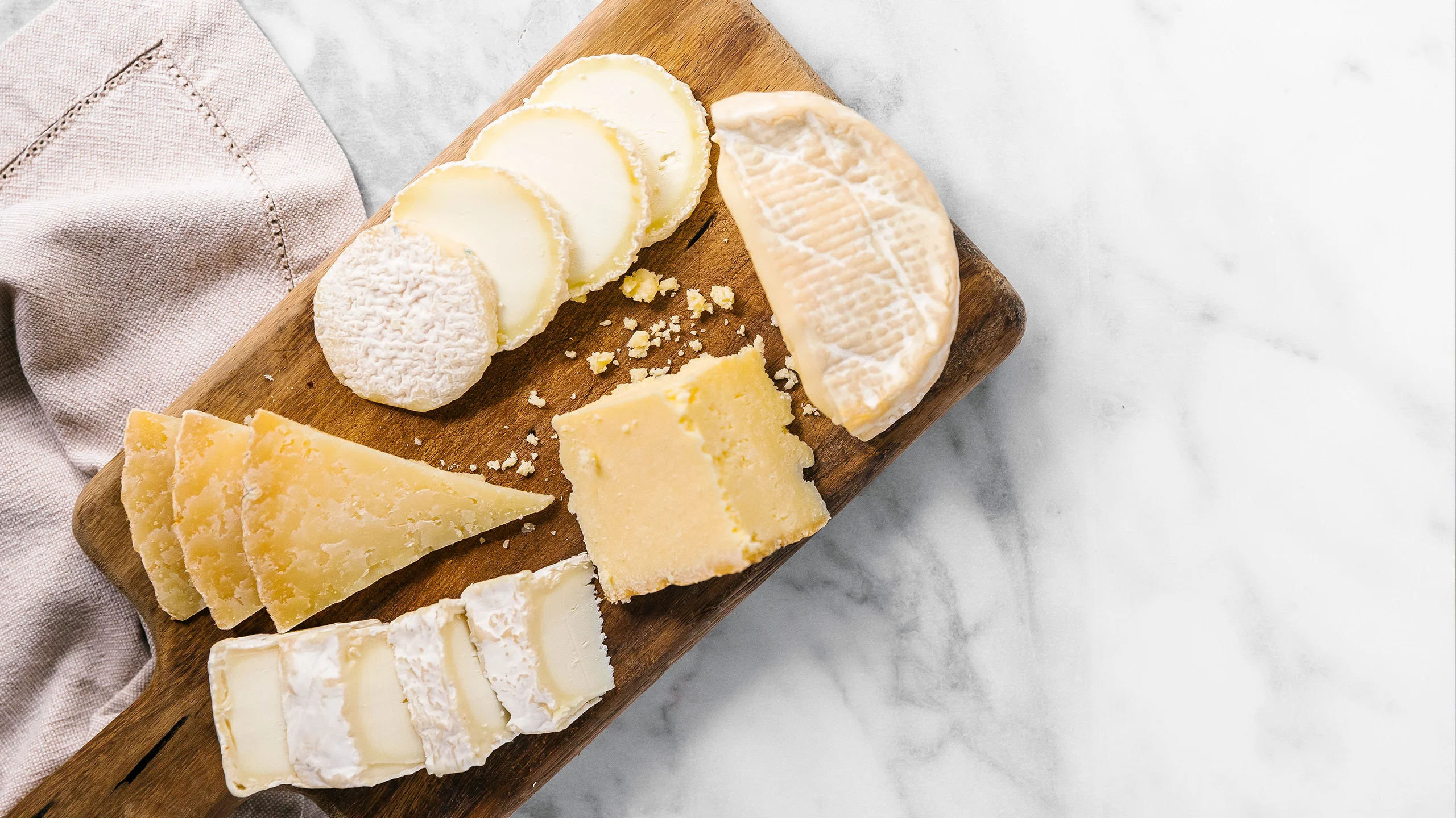 ¿Cuál es la mejor forma de guardar quesos en casa?