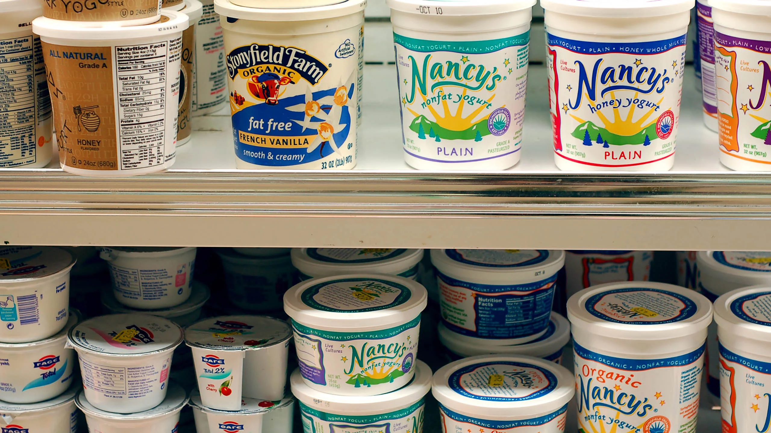 No debes guardar comida en envases de yogurt