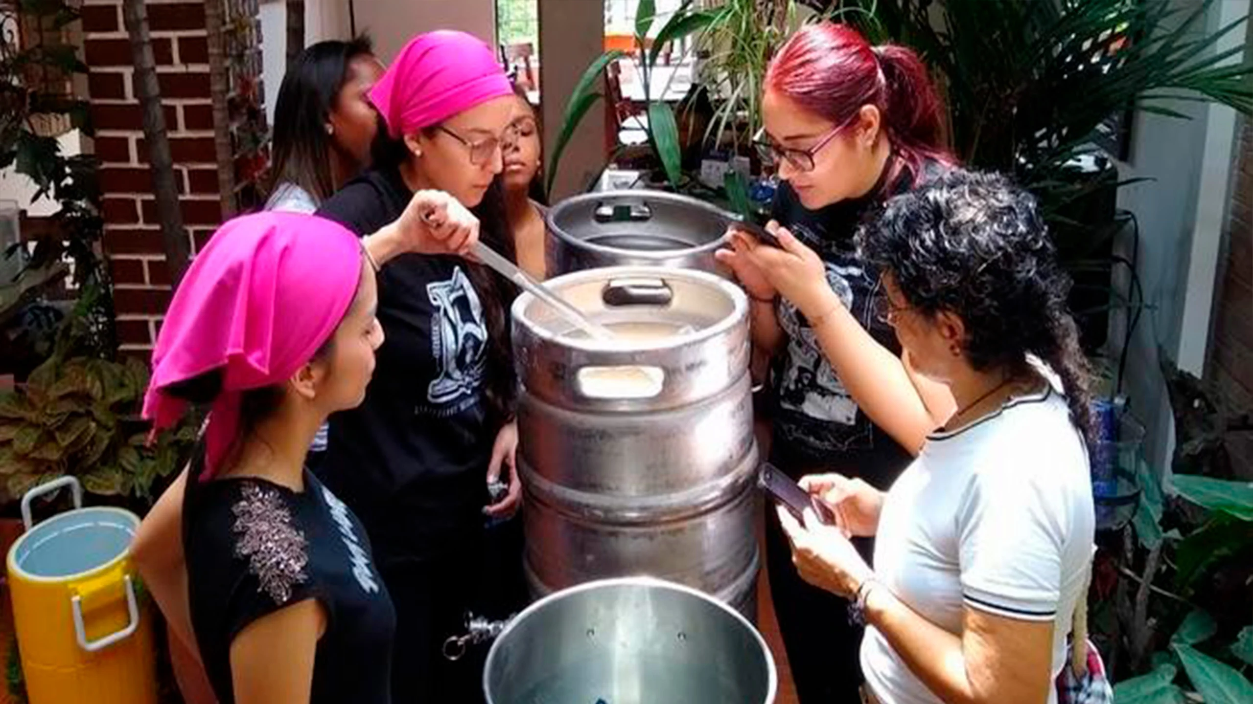 Mujeres cerveceras en acción: agua, malta, lúpulo, levadura y ¡salud!