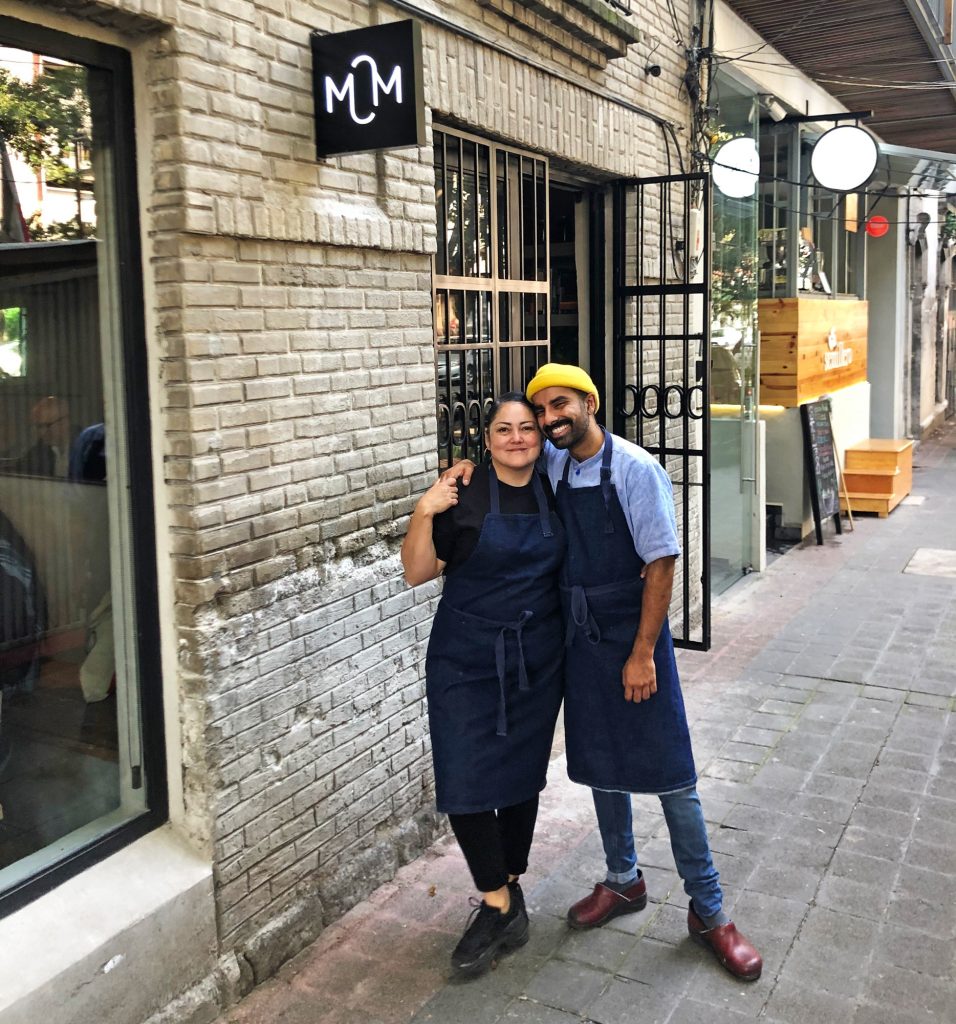 Listman y Keval afuera de su restaurante Masala y Maíz, en la Ciudad de México. |Foto: Mary-Frances Heck 
