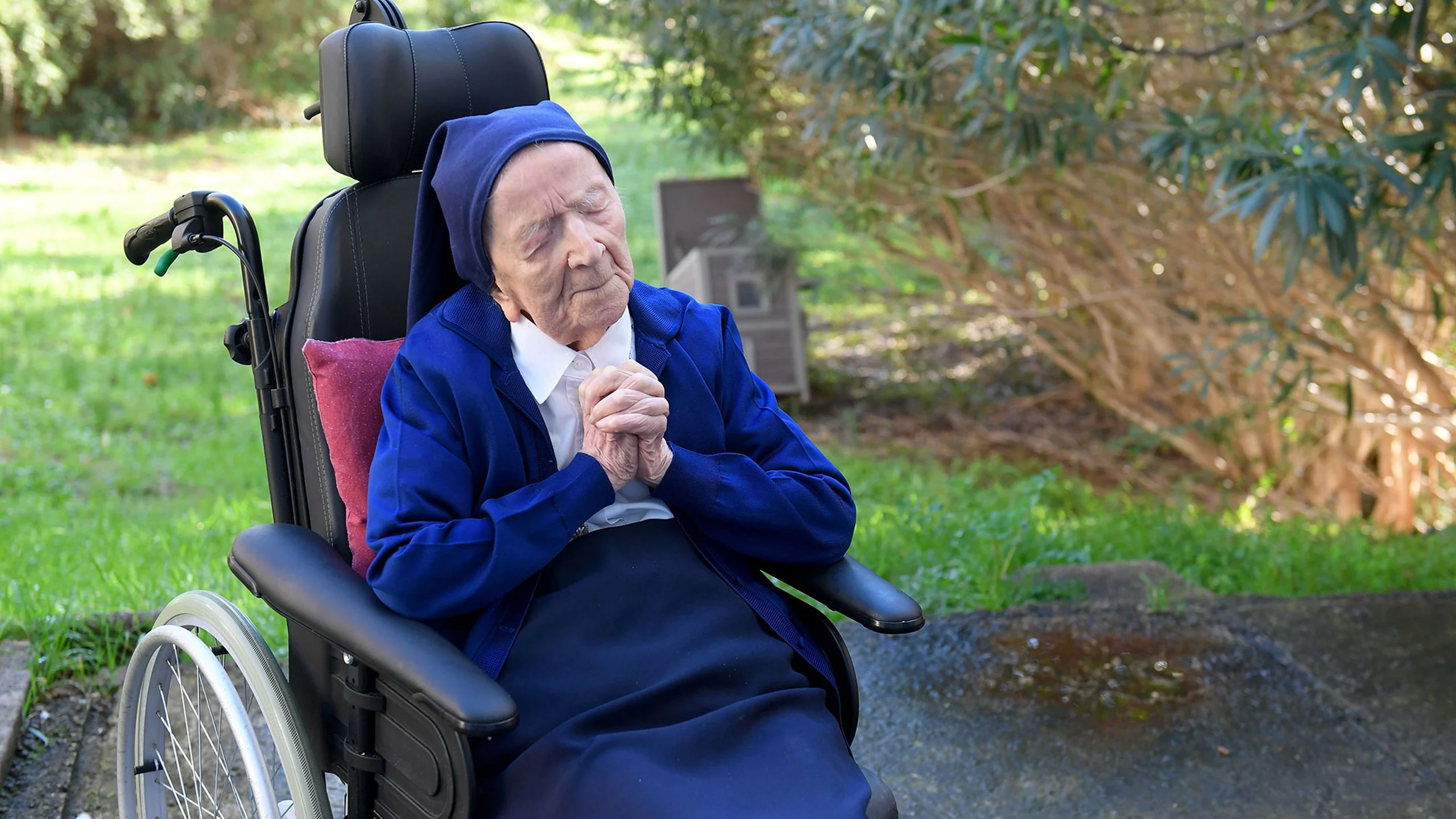 Una mujer de 117 años sobrevive al Covid-19, celebra su cumpleaños con champán, oporto y mucho vino tinto