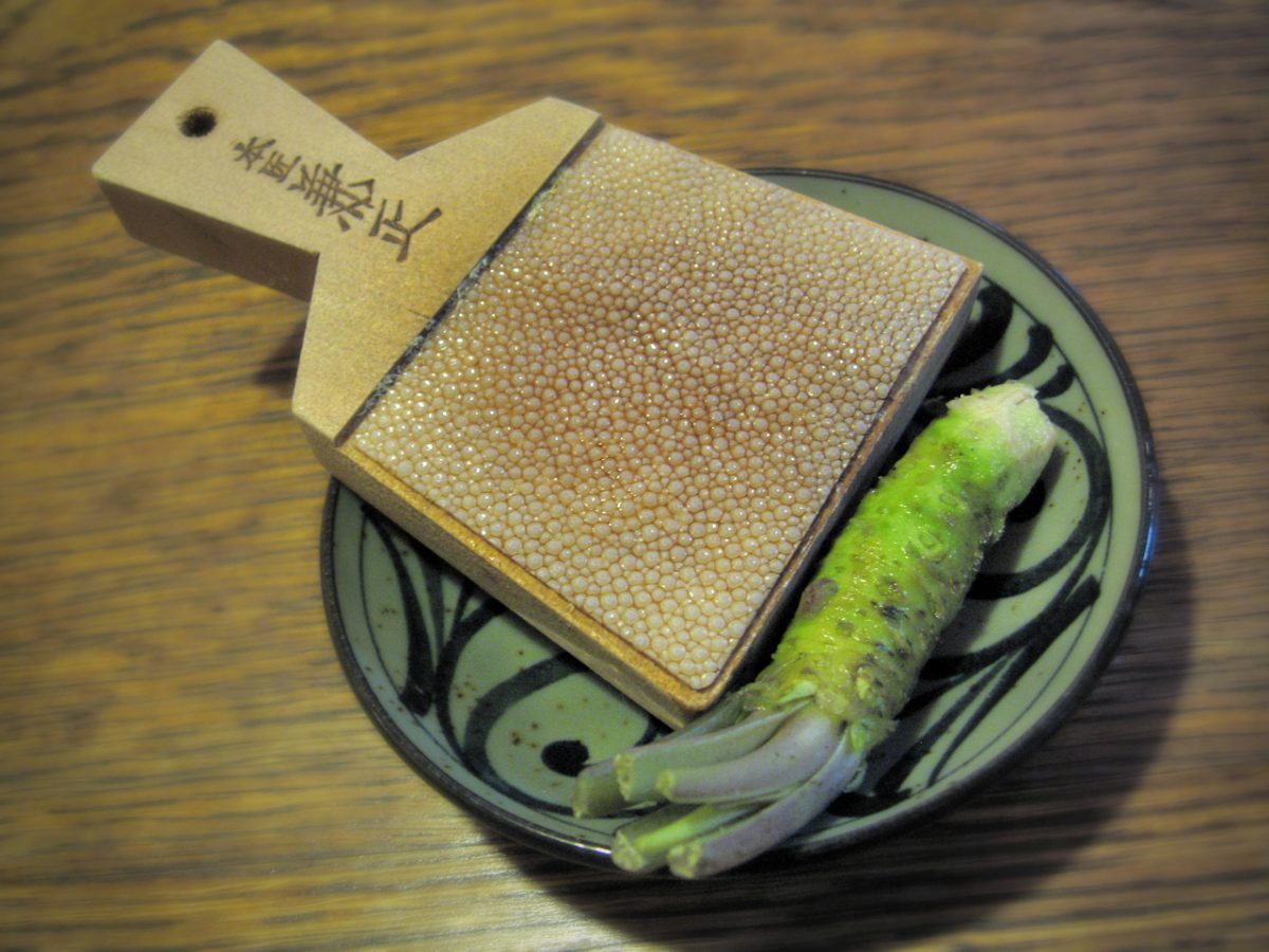 rallador de wasabi con piel de tiburón