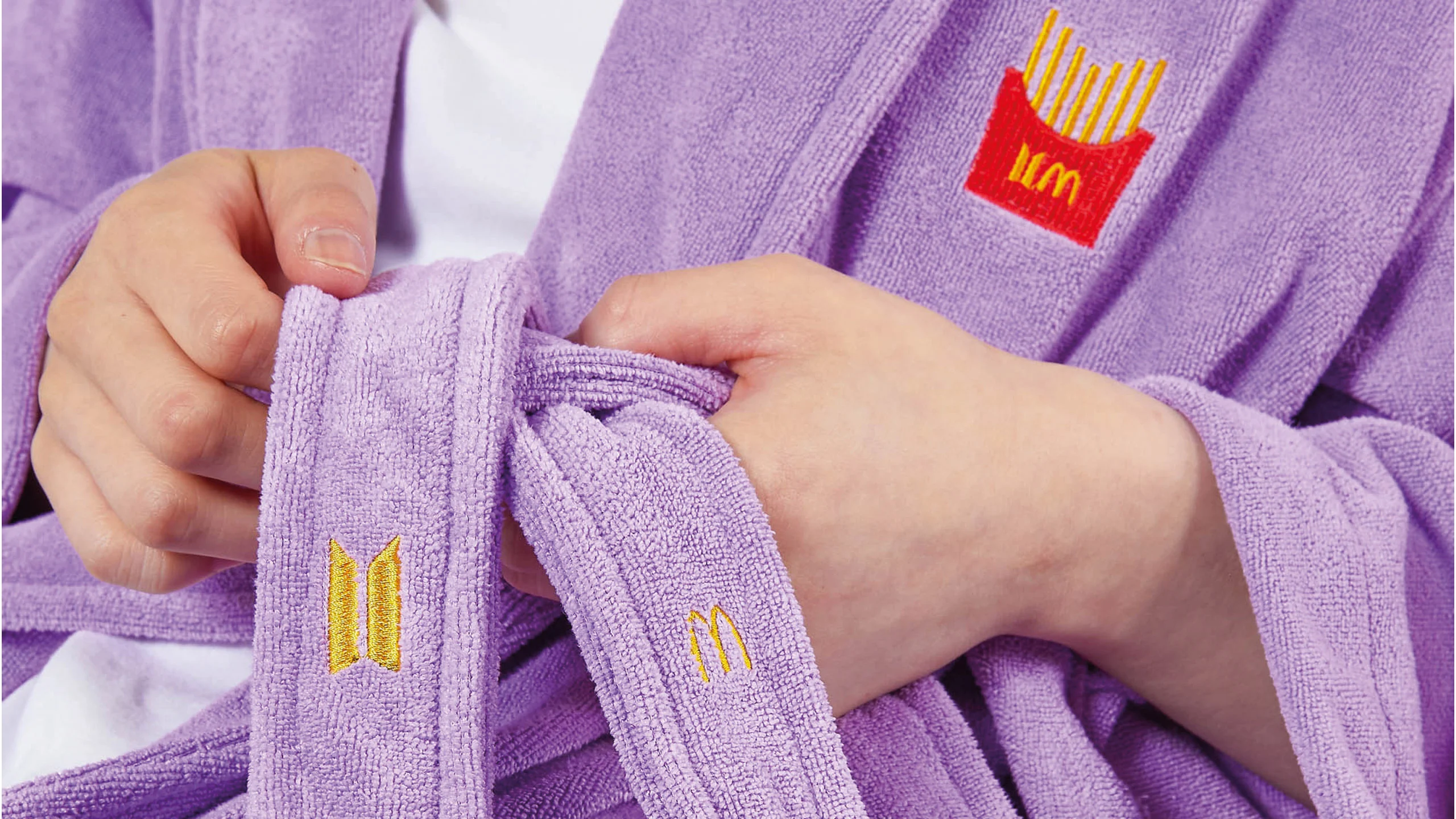 BTS y McDonald’s lanzan mercancía para fanáticos del K-Pop y la comida rápida