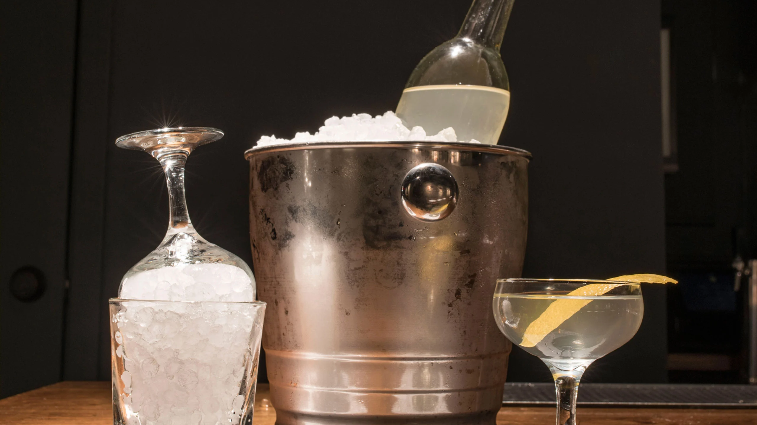 Cómo hacer una botella de martini gigante para tus fiestas
