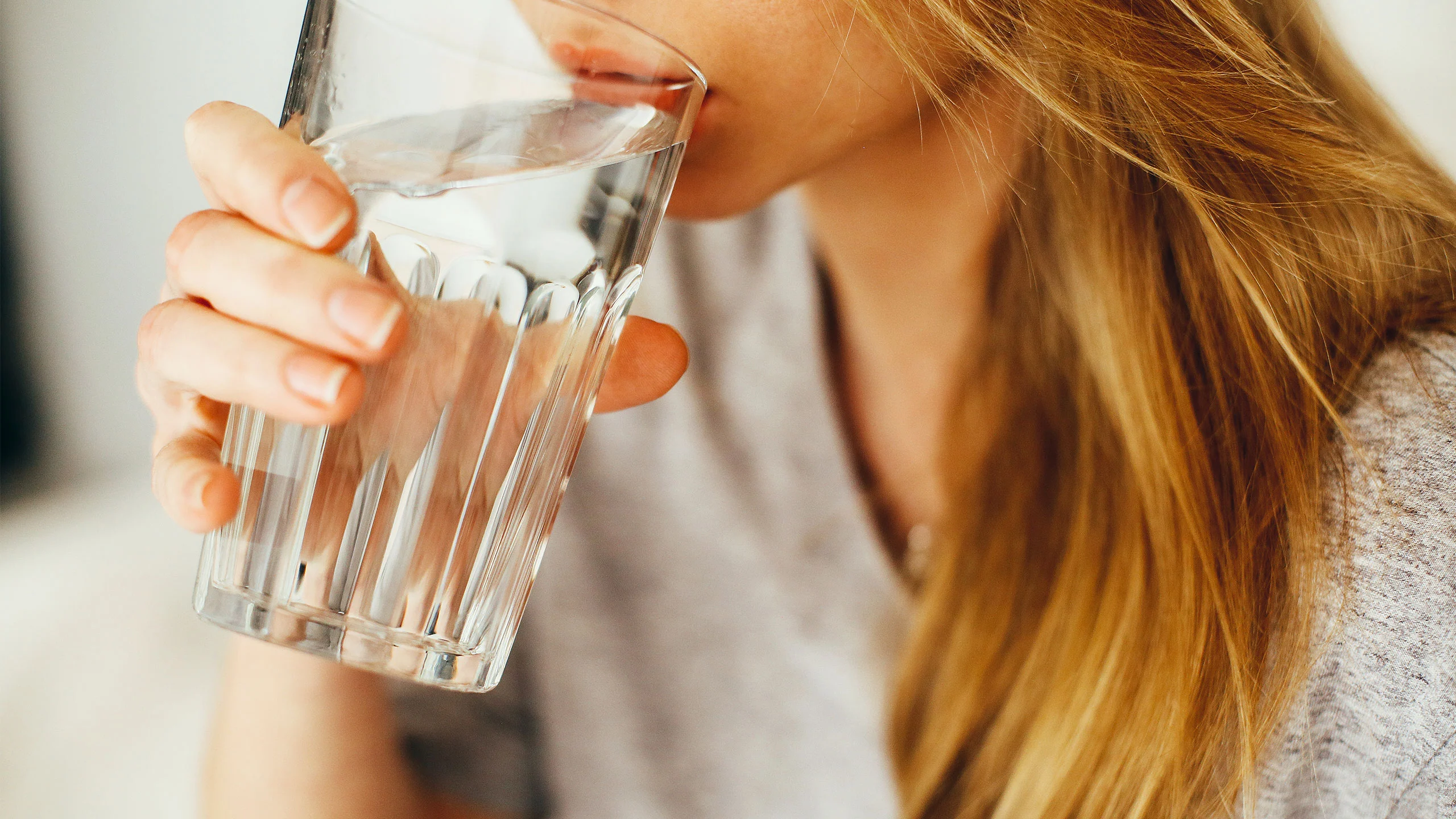 Beneficios de tomar agua tibia en ayunas