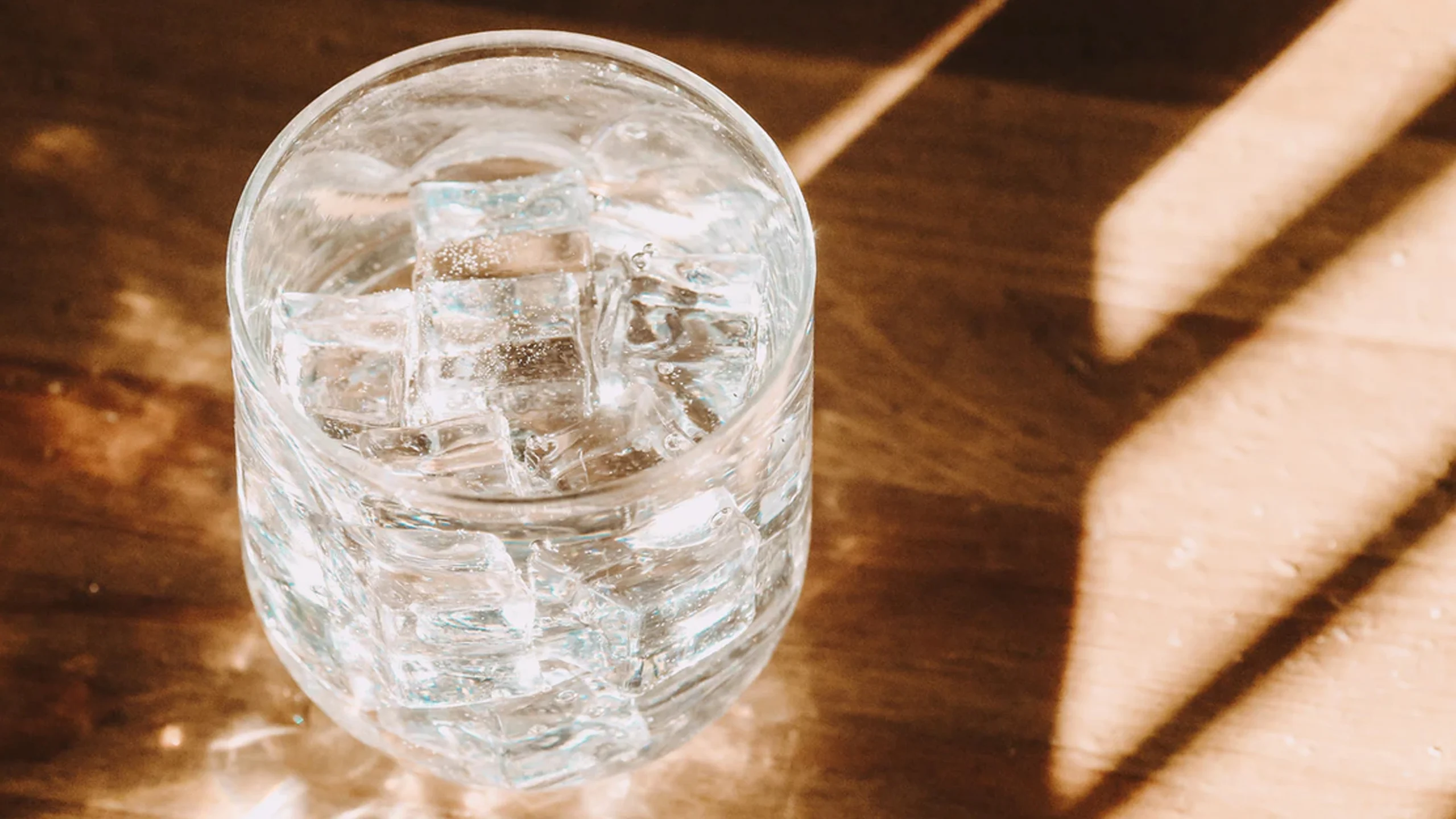 ¿De qué está hecha el agua mineral? Descubre si en verdad es saludable