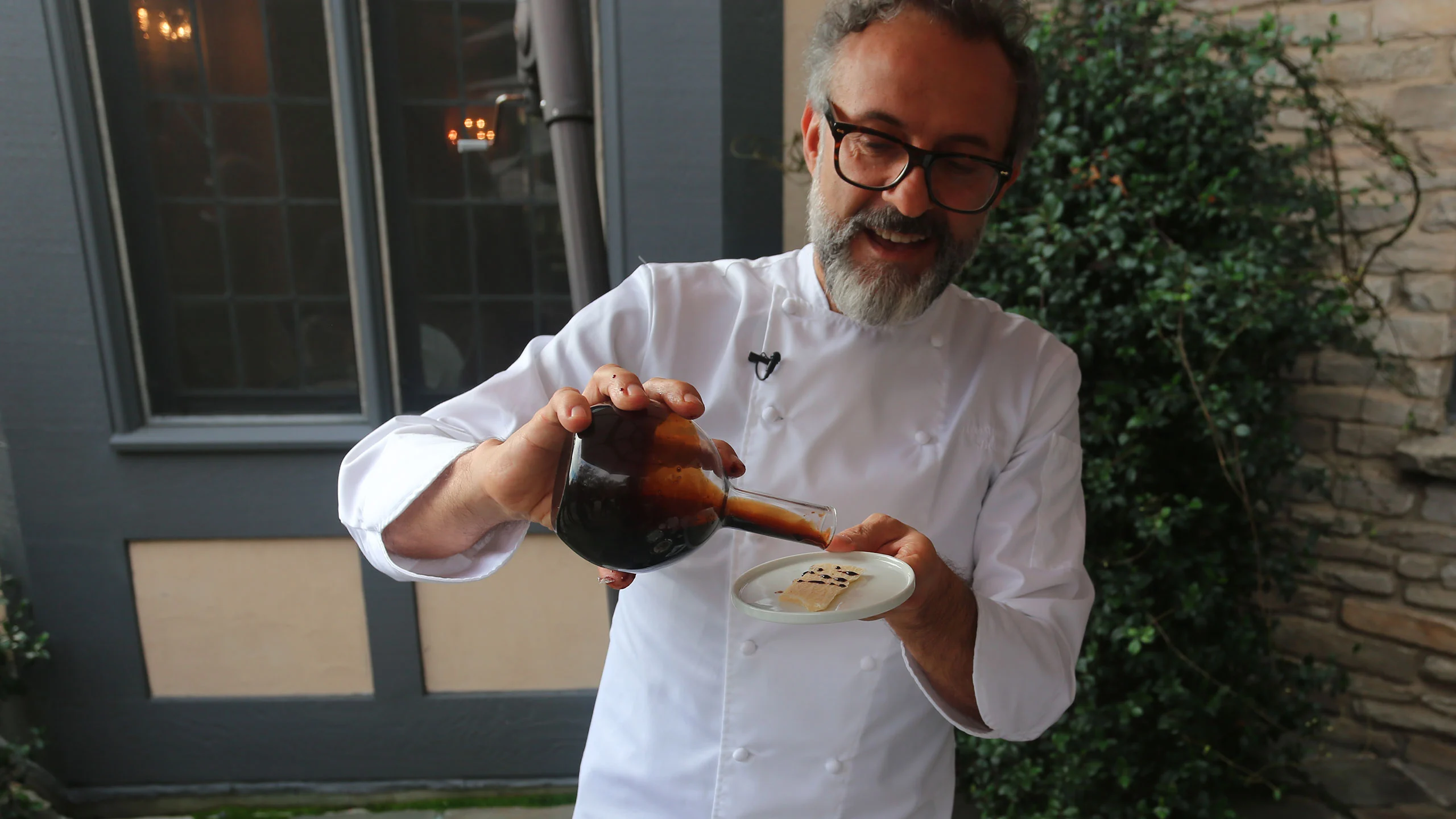 El chef Massimo Bottura te invita a cocinar a su casa en una experiencia 100% italiana