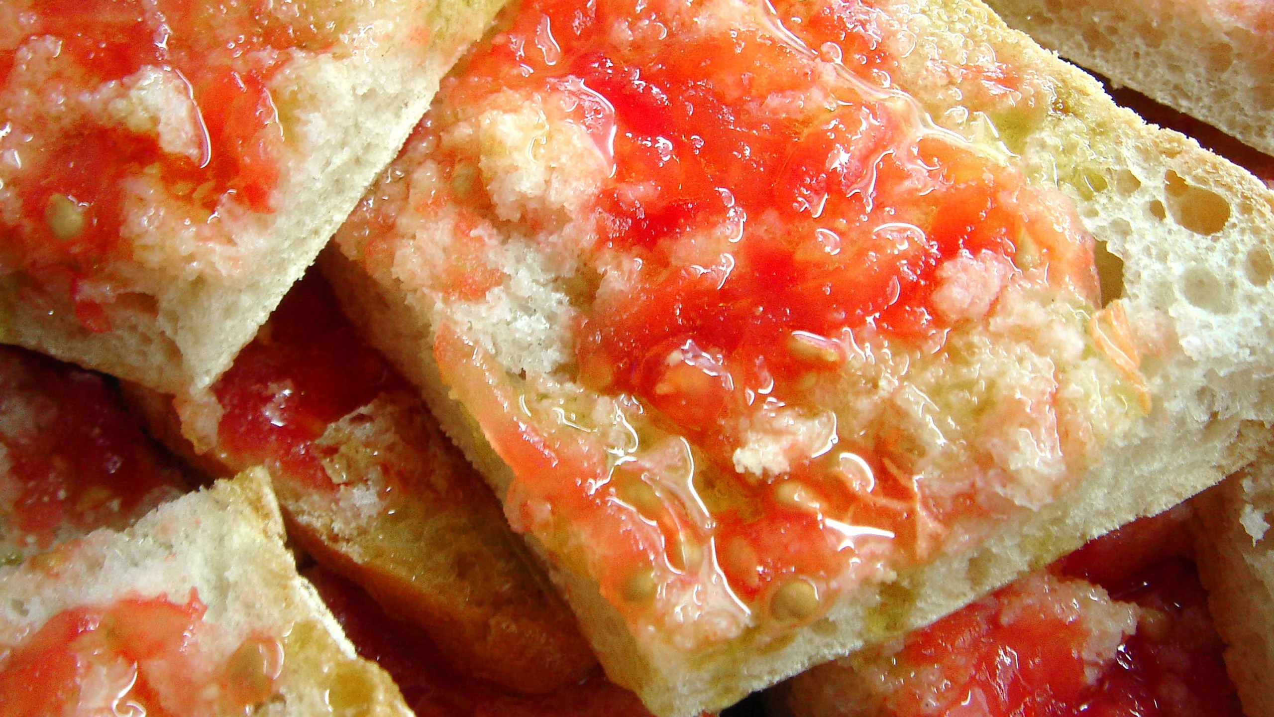 Prepara en casa esta receta super fácil de pan con tomate