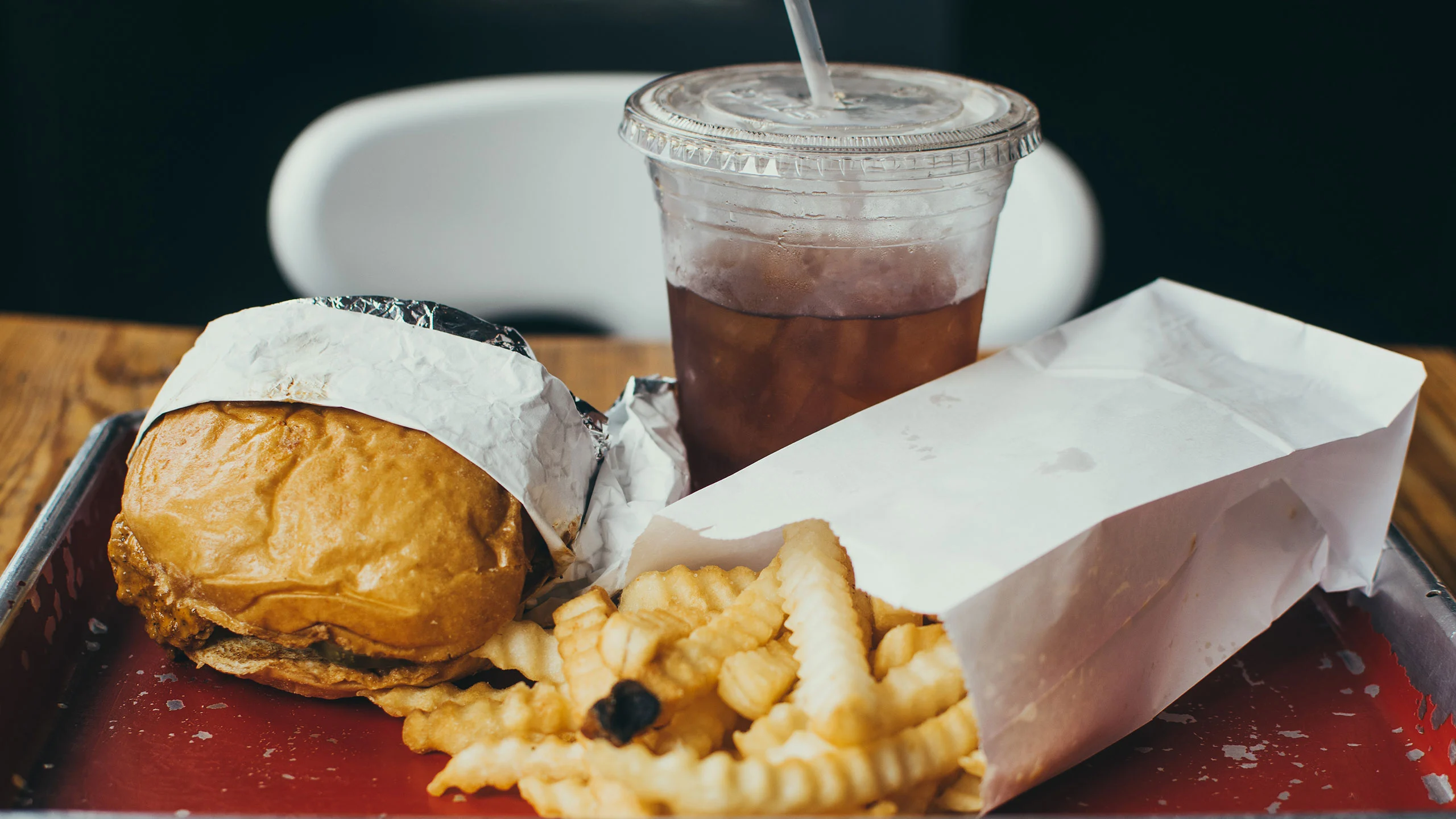 Estudio revela que el cuerpo combate la comida rápida como una infección