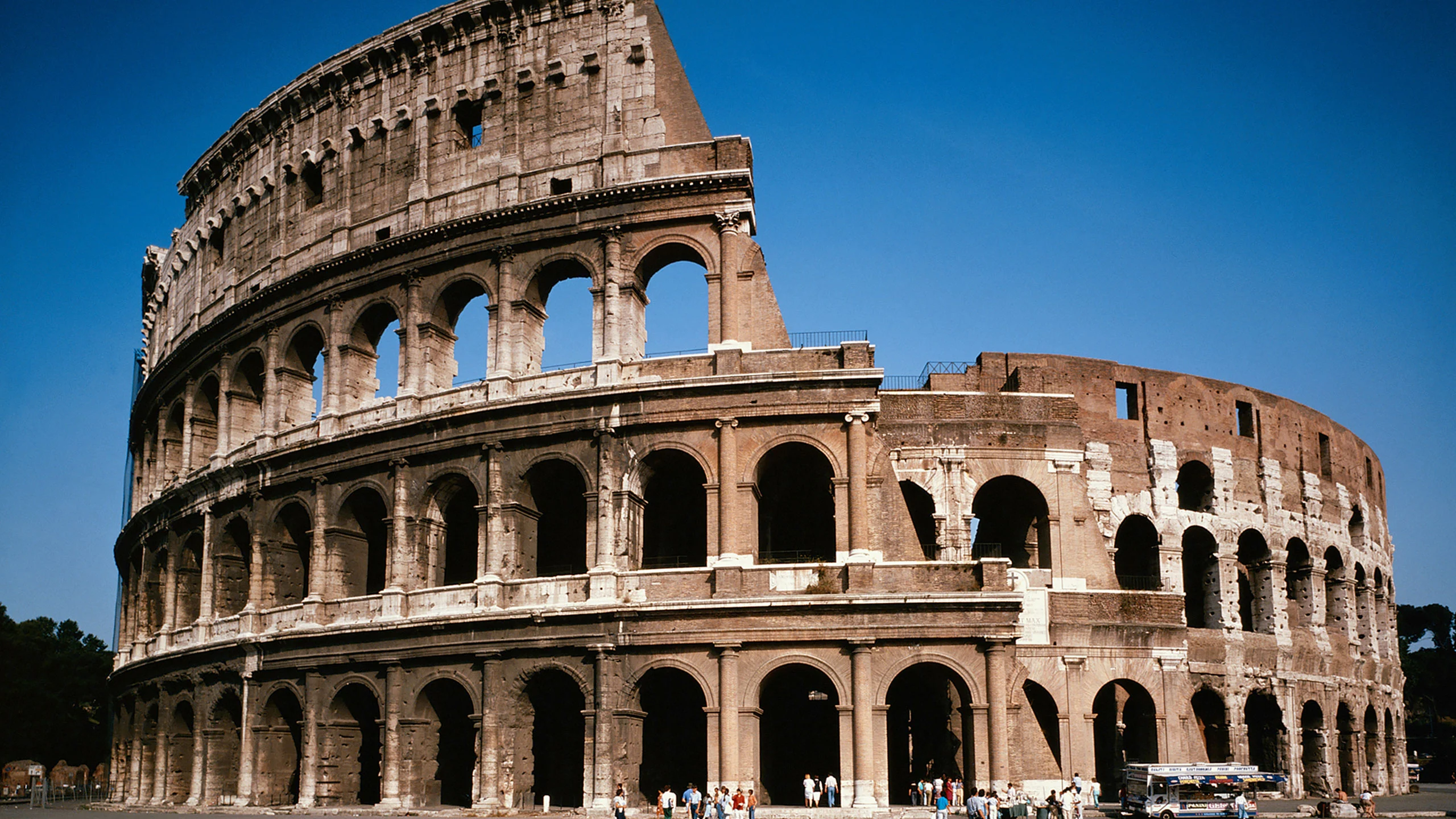 Dos estadounidenses fueron multados por beber cerveza en el Coliseo Romano