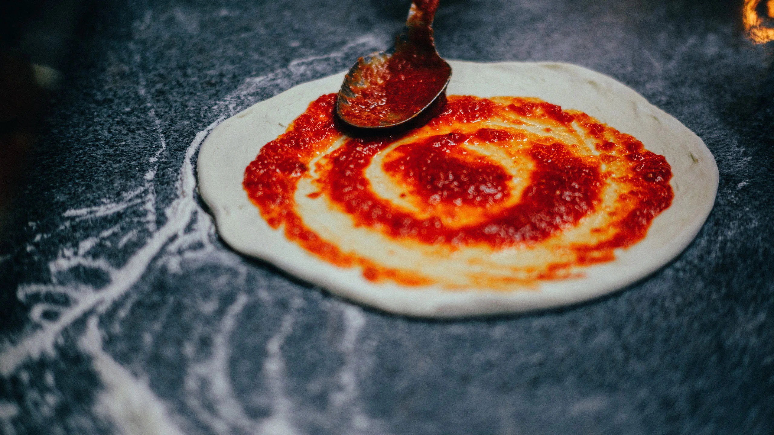 ¿Quieres hacer pizza en casa? Tenemos la receta para una salsa perfecta