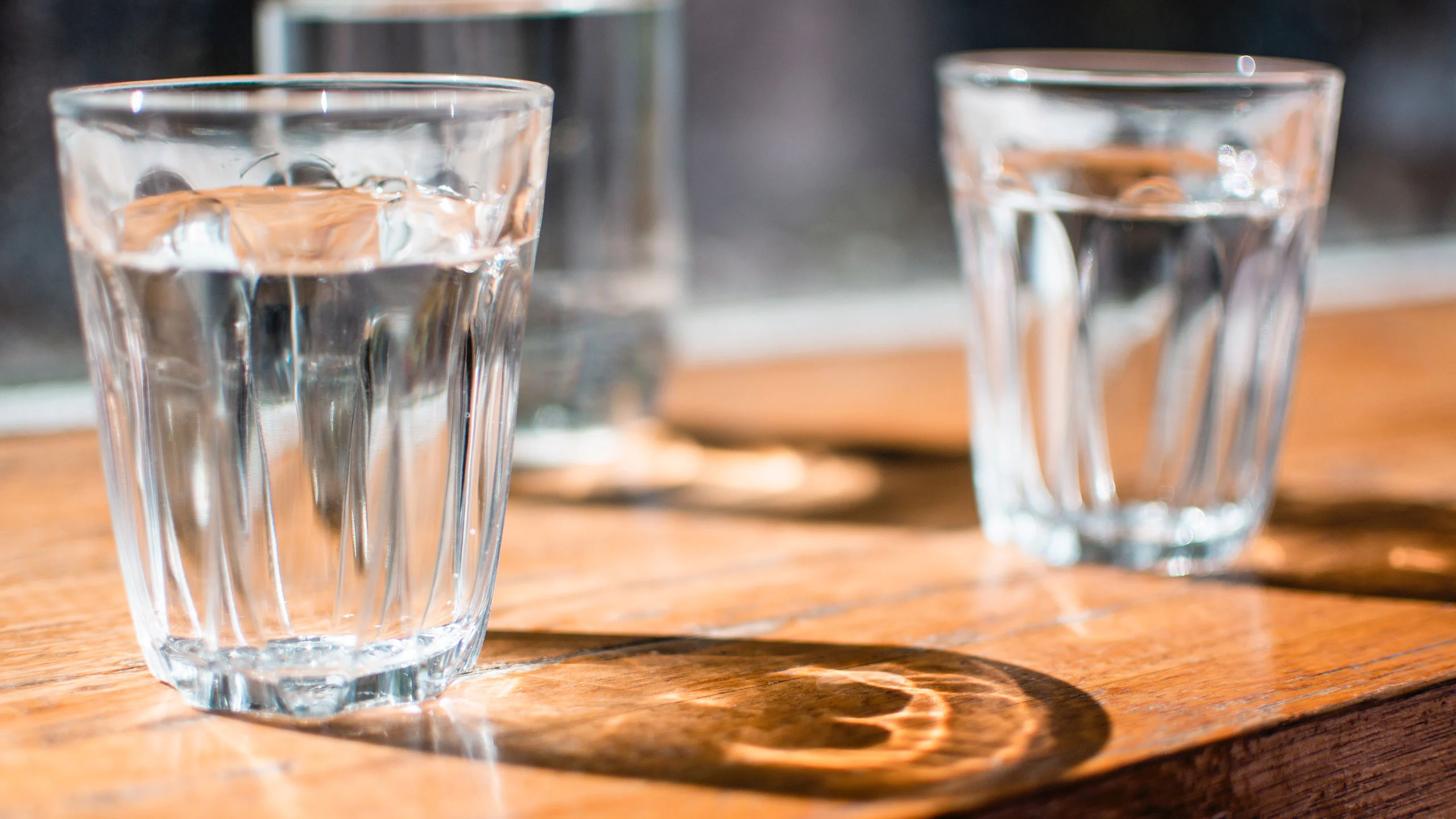 ¿Los restaurantes pueden o no cobrarte por brindarte agua simple?