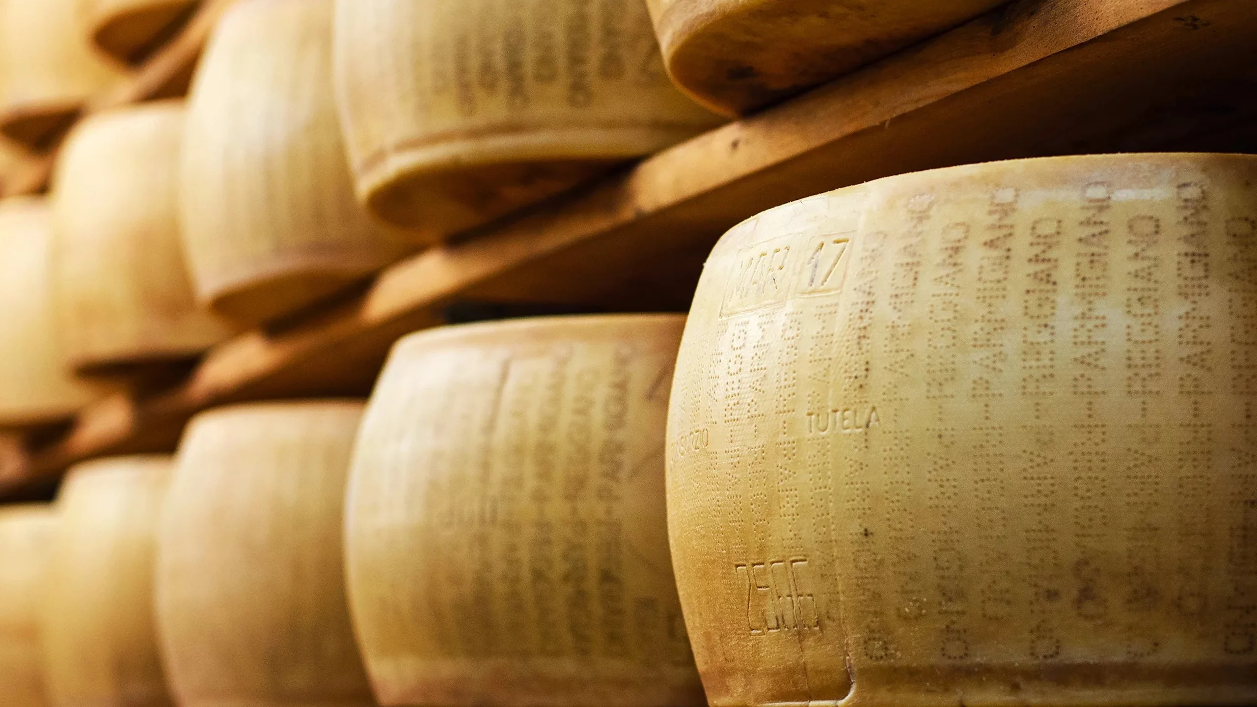 Los productores de queso Parmigiano Reggiano están incorporando pequeños rastreadores en las cortezas para combatir el fraude del queso