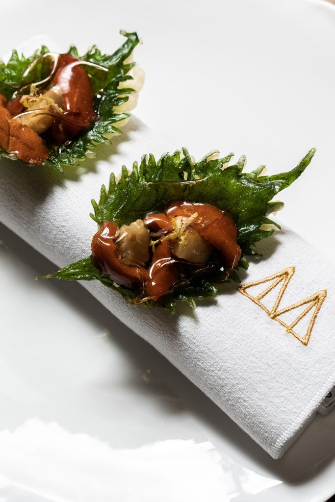 Erizo de mar con shisho en tempura y tosazu | Foto: Cortesía